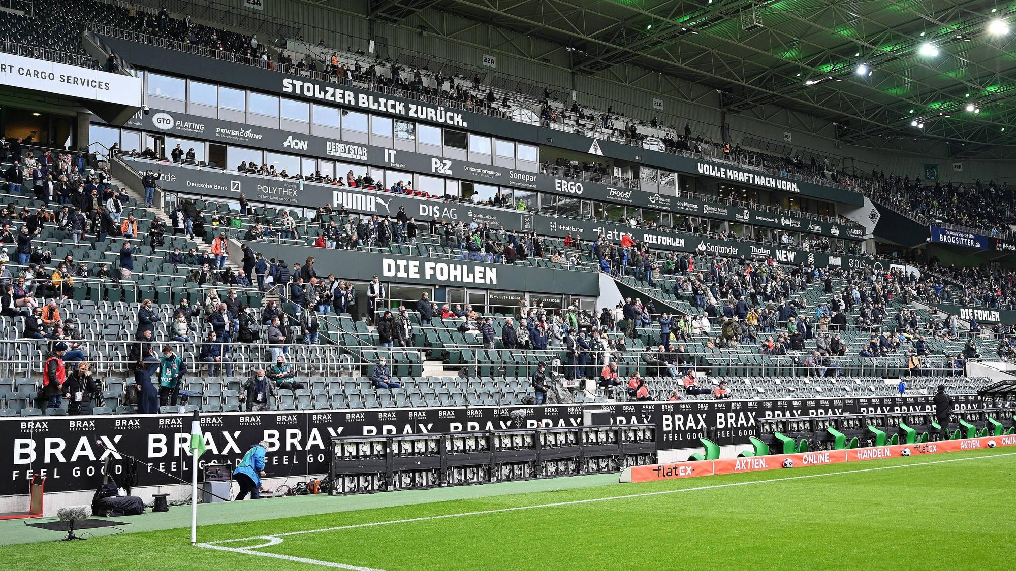 Moenchengladbach, Borussia Park, 26.09.20, 1.Bundesliga - 2.Spieltag: Borussia Moenchengladbach - 1.FC Union Berlin Fankurve, Fans, Fanblock mit Abstaenden laut Hygienekonzept 1.Bundesliga - 2.Spieltag: Borussia Moenchengladbach - 1.FC Union Berlin Moenchengladbach *** Moenchengladbach, Borussia Park, 26 09 20, 1 Bundesliga 2 matchday Borussia Moenchengladbach 1 FC Union Berlin fan curve, fans, fan block with distances according to hygiene concept 1 Bundesliga 2 matchday Borussia Moenchengladbach 1 FC Union Berlin Moenchengladbach Copyright: xEibner-Pressefotox EP_eer