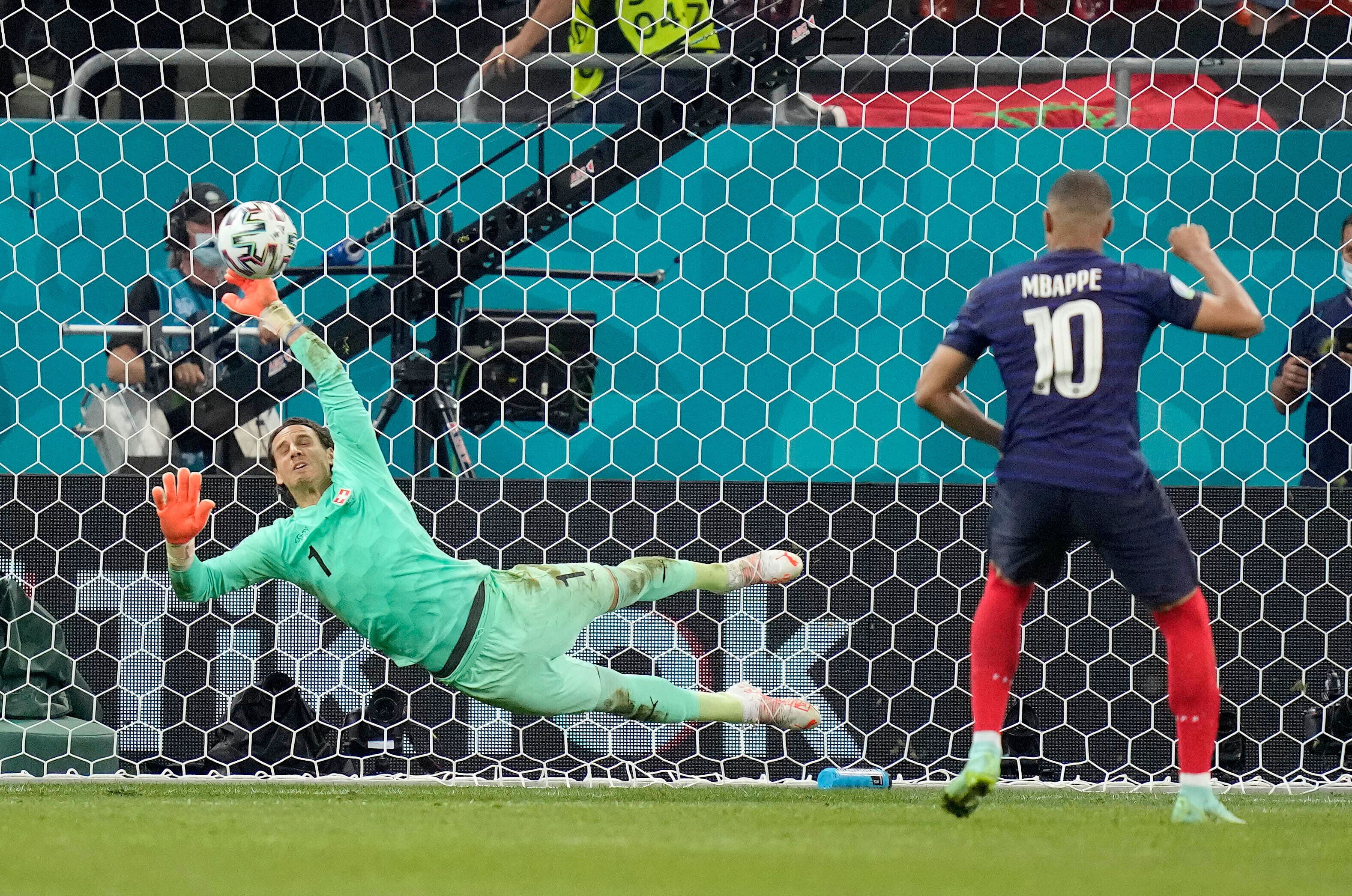 Der Schweizer Yann Sommer hält bei der Fußball-Europameisterschaft im Elfmeterschießen den Schuss von Frankreichs Kylian Mbappe.