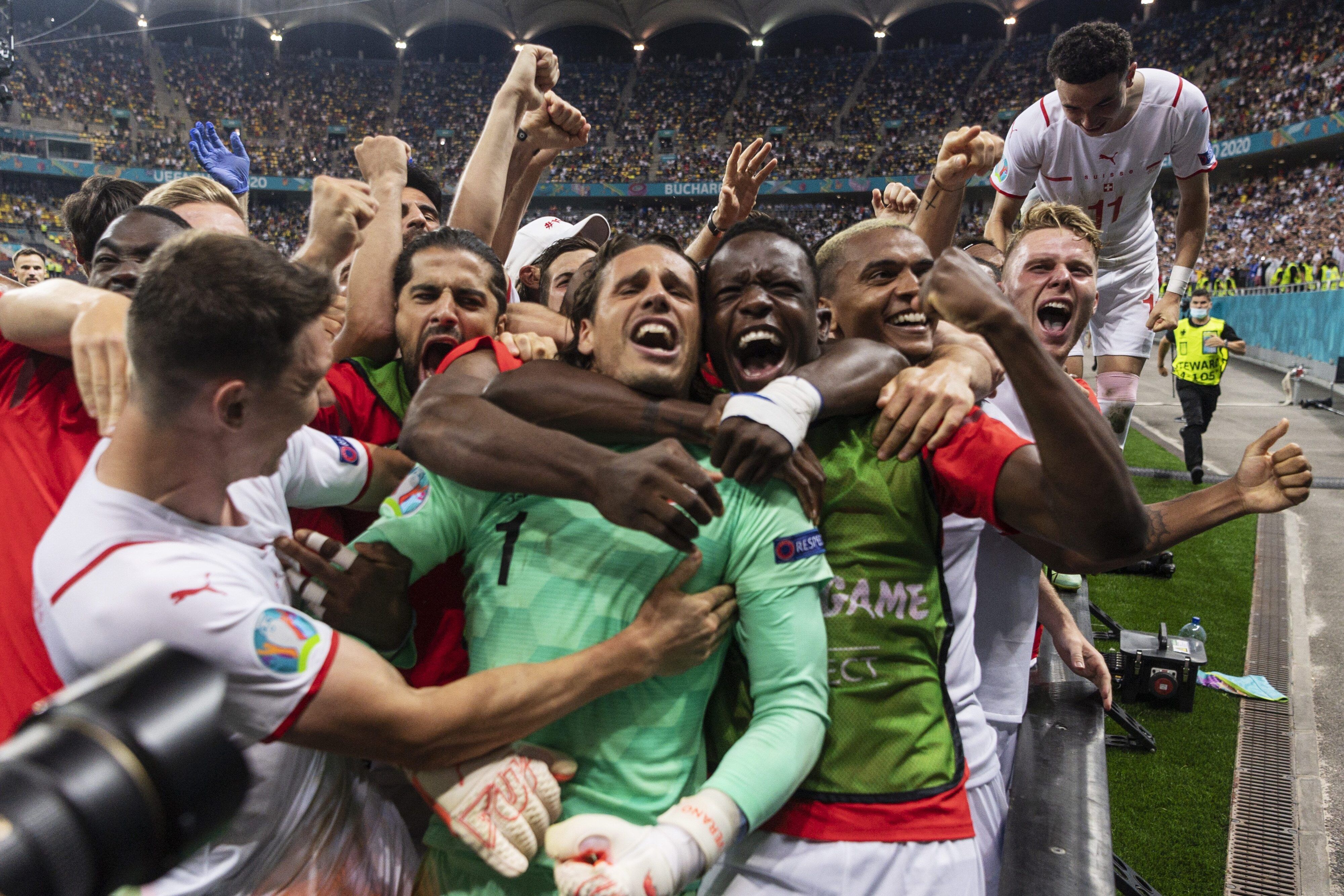 29.06.2021, Rumänien, Bukarest: Fußball: EM, Frankreich - Schweiz, Finalrunde, Achtelfinale in der Arena Nationala. Der Schweizer Torwart Yann Sommer (M) jubelt mit seinen Mannschaftskollegen nach dem Sieg im Elfmeterschießen. Foto: Jean-Christophe Bott/KEYSTONE/dpa +++ dpa-Bildfunk +++