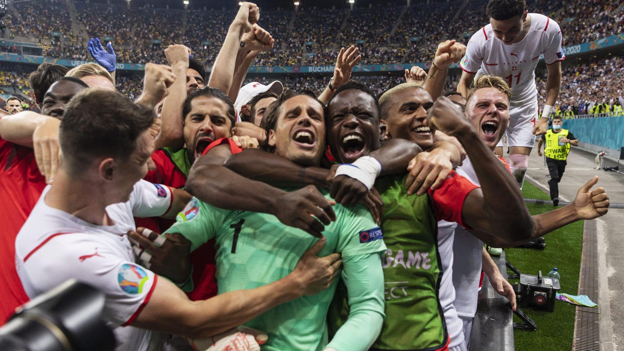 29.06.2021, Rumänien, Bukarest: Fußball: EM, Frankreich - Schweiz, Finalrunde, Achtelfinale in der Arena Nationala. Der Schweizer Torwart Yann Sommer (M) jubelt mit seinen Mannschaftskollegen nach dem Sieg im Elfmeterschießen. Foto: Jean-Christophe Bott/KEYSTONE/dpa +++ dpa-Bildfunk +++