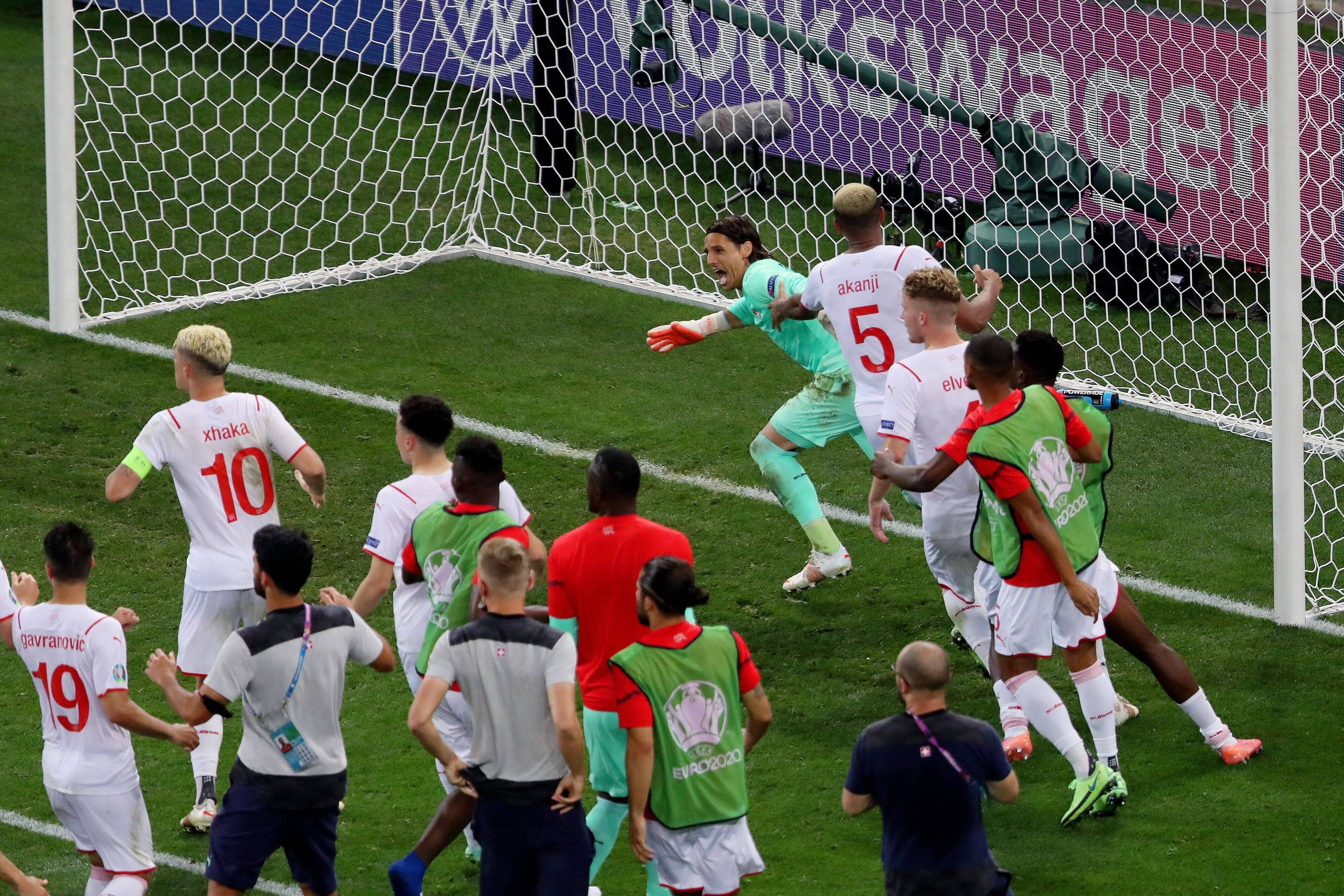 Der Schweizer Nationaltorhüter Yann Sommer dreht nach gehaltenem Elfmeter gegen Frankreichs Kylian Mbappé zum Jubellauf bei der EM am 28. Juni 2021 ab, seine Nati-Kollegen folgen ihm begeistert.