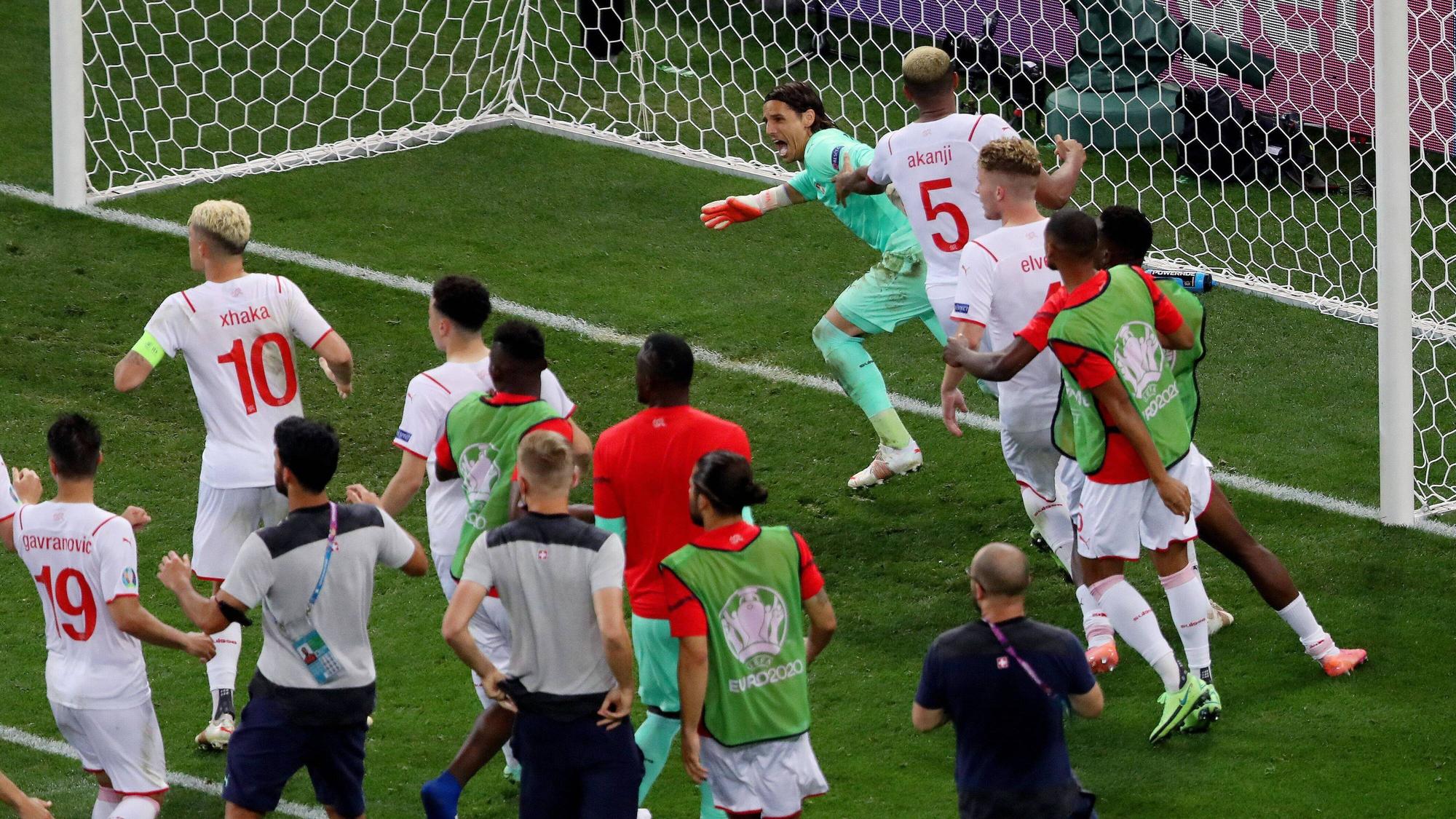 Der Schweizer Nationaltorhüter Yann Sommer dreht nach gehaltenem Elfmeter gegen Frankreichs Kylian Mbappé zum Jubellauf bei der EM am 28. Juni 2021 ab, seine Nati-Kollegen folgen ihm begeistert.