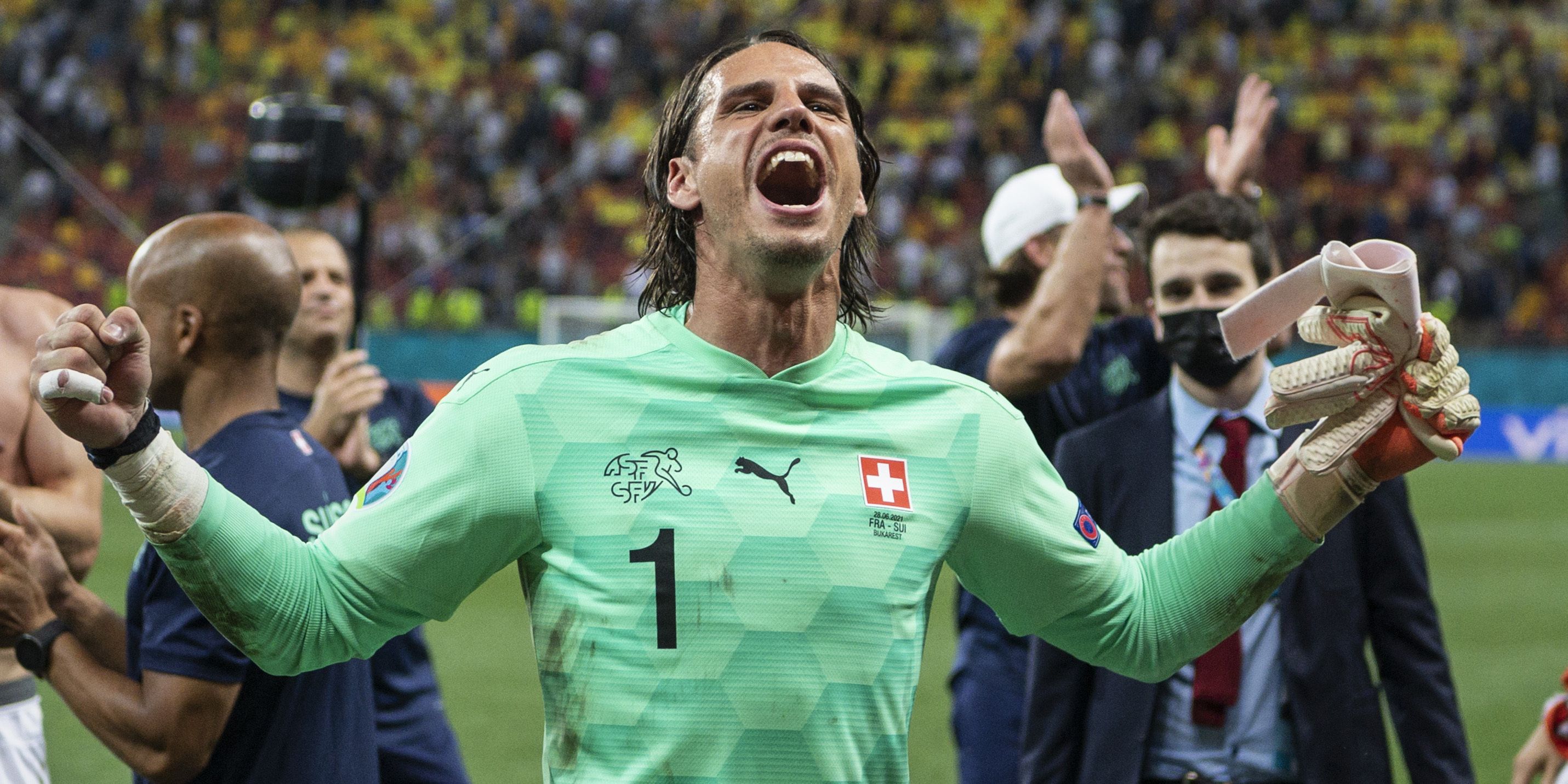 Der Schweizer Torwart Yann Sommer jubelt nach dem Sieg im Elfmeterschießen gegen Frankreich. Er schreit seine Freude heraus und ballt die Fäuste.