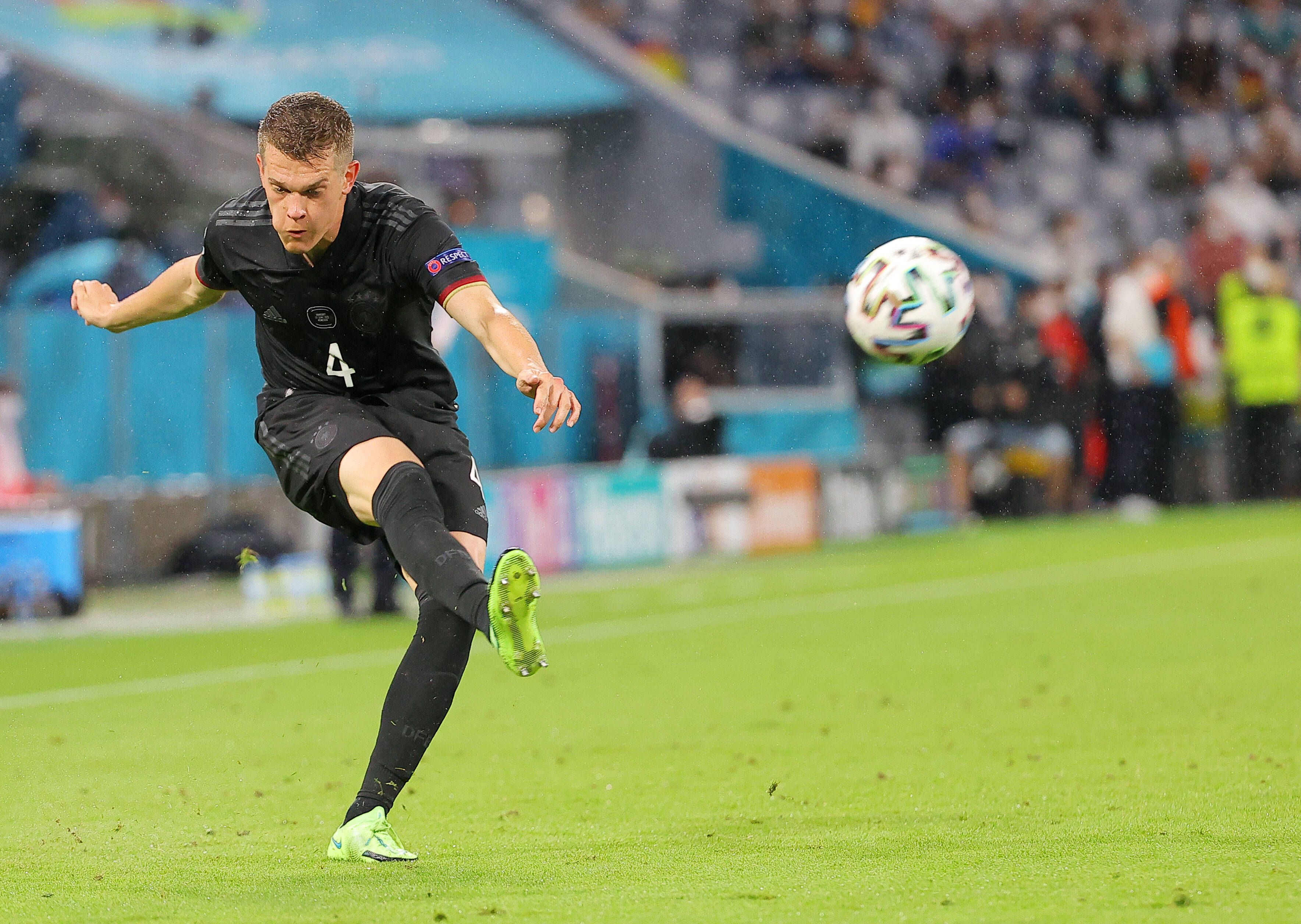 Nationalspieler Matthias Ginter schießt den Ball mit dem rechten Bein wuchtig nach vorne.