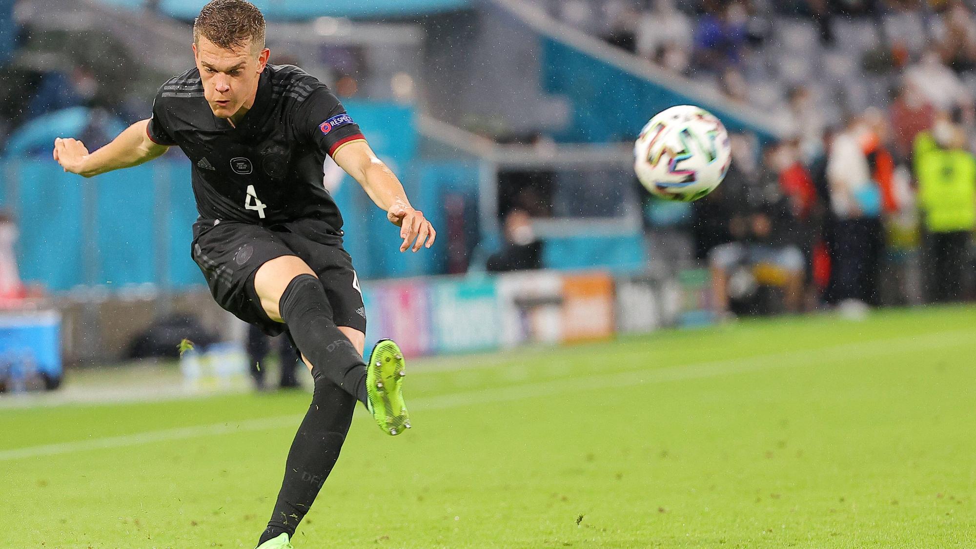 Nationalspieler Matthias Ginter schießt den Ball mit dem rechten Bein wuchtig nach vorne.
