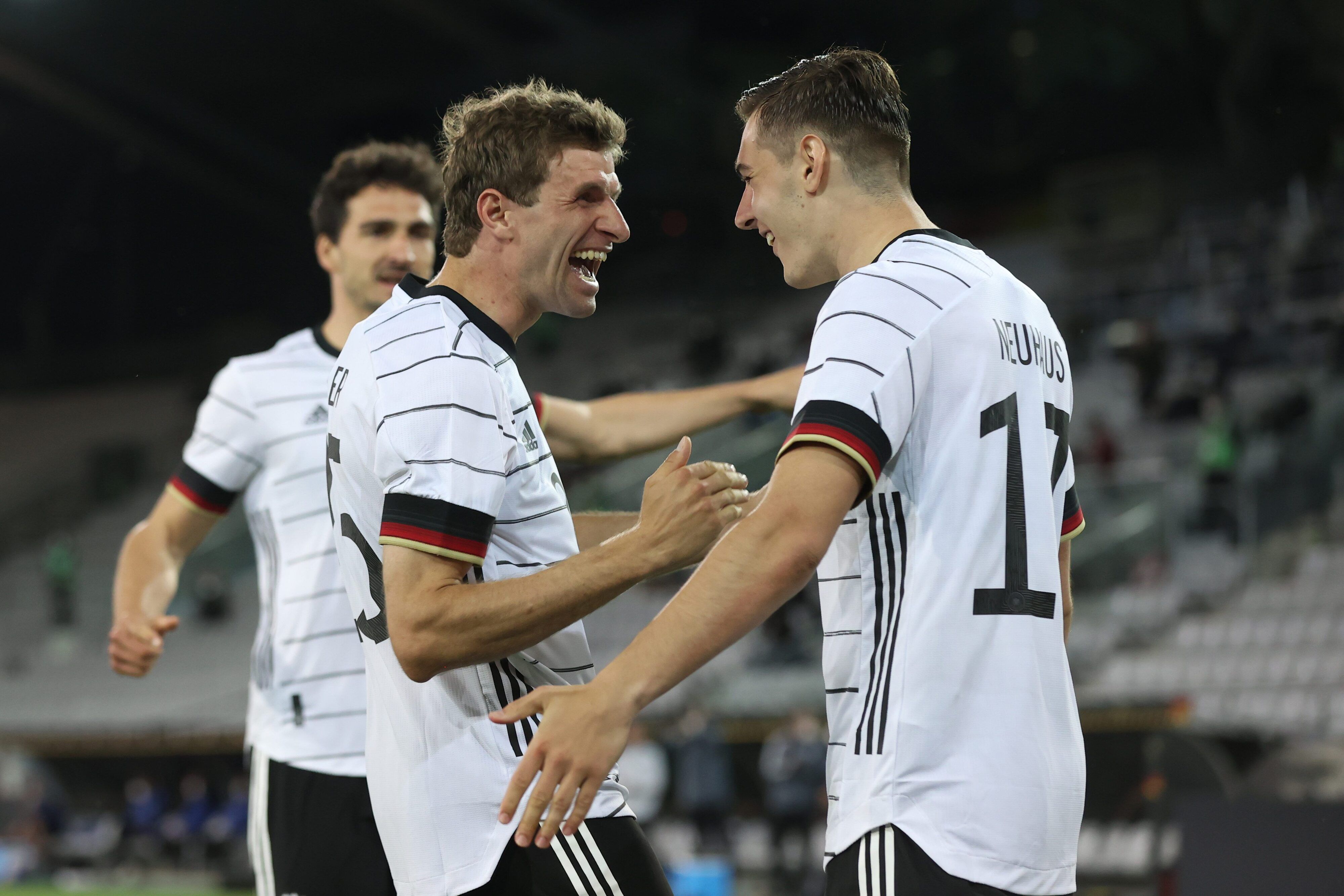 Florian Neuhaus (rechts) freut sich sich gemeinsam mit DFB-Team-Kollege Thomas Müller (links) im Länderspiel (2. Juni 2021) gegen Dänemark in Innsbruck.
