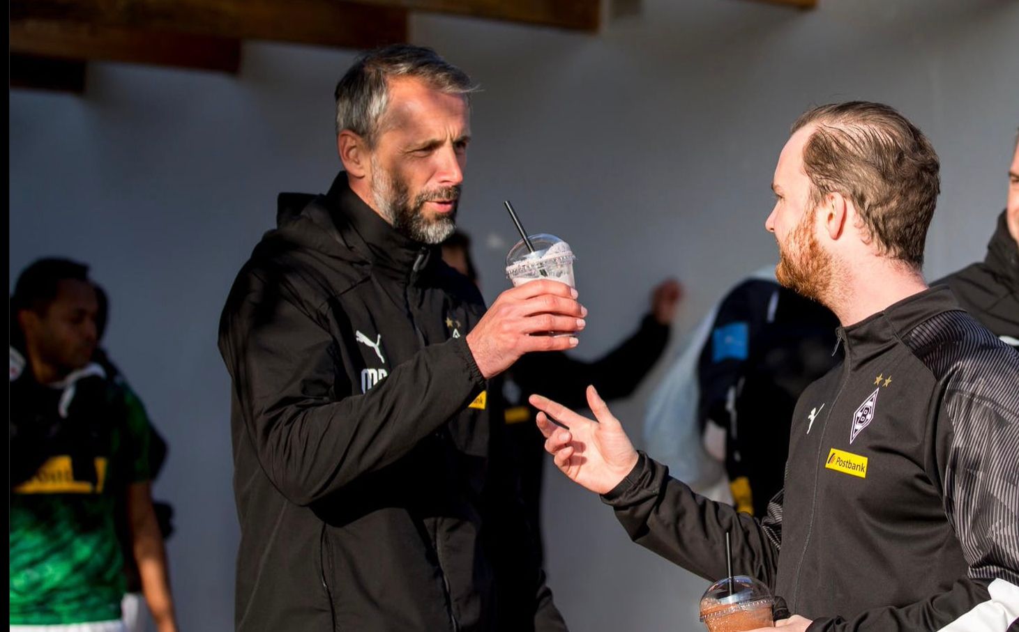 Trainer Marco Rose von Borussia Mönchengladbach bekommt nach dem Training von Melf Carstensen einen Shake gereicht.