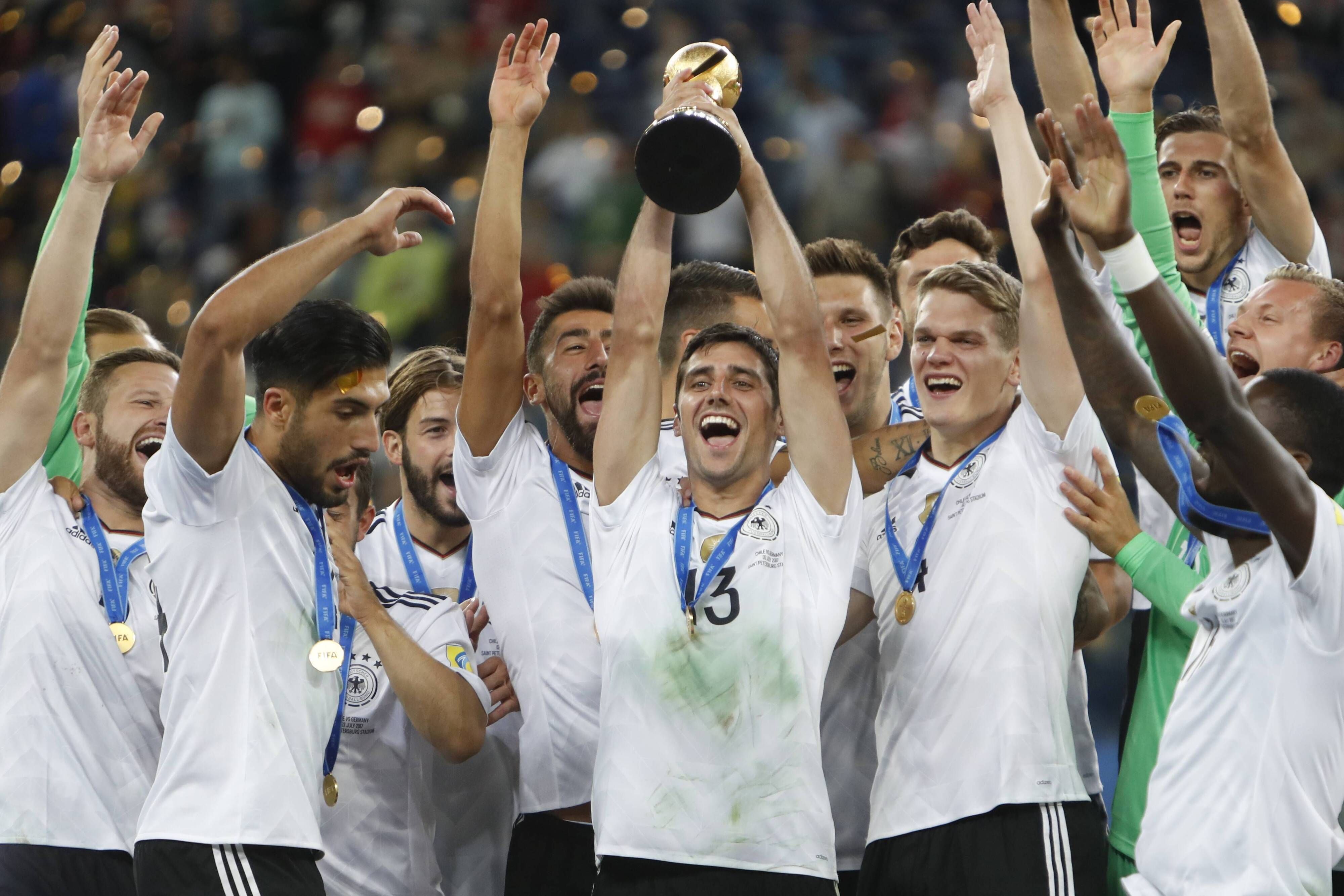 Gladbachs Kapitän Lars Stindl hält am 3. Juli 2017 im Trikot der deutschen Nationalmannschaft den Confed-Cop seinen Händen. Zuvor hatte Stindl in St. Petersburg die DFB-Elf im Finale gegen Chile zum Turniersieg geschossen.