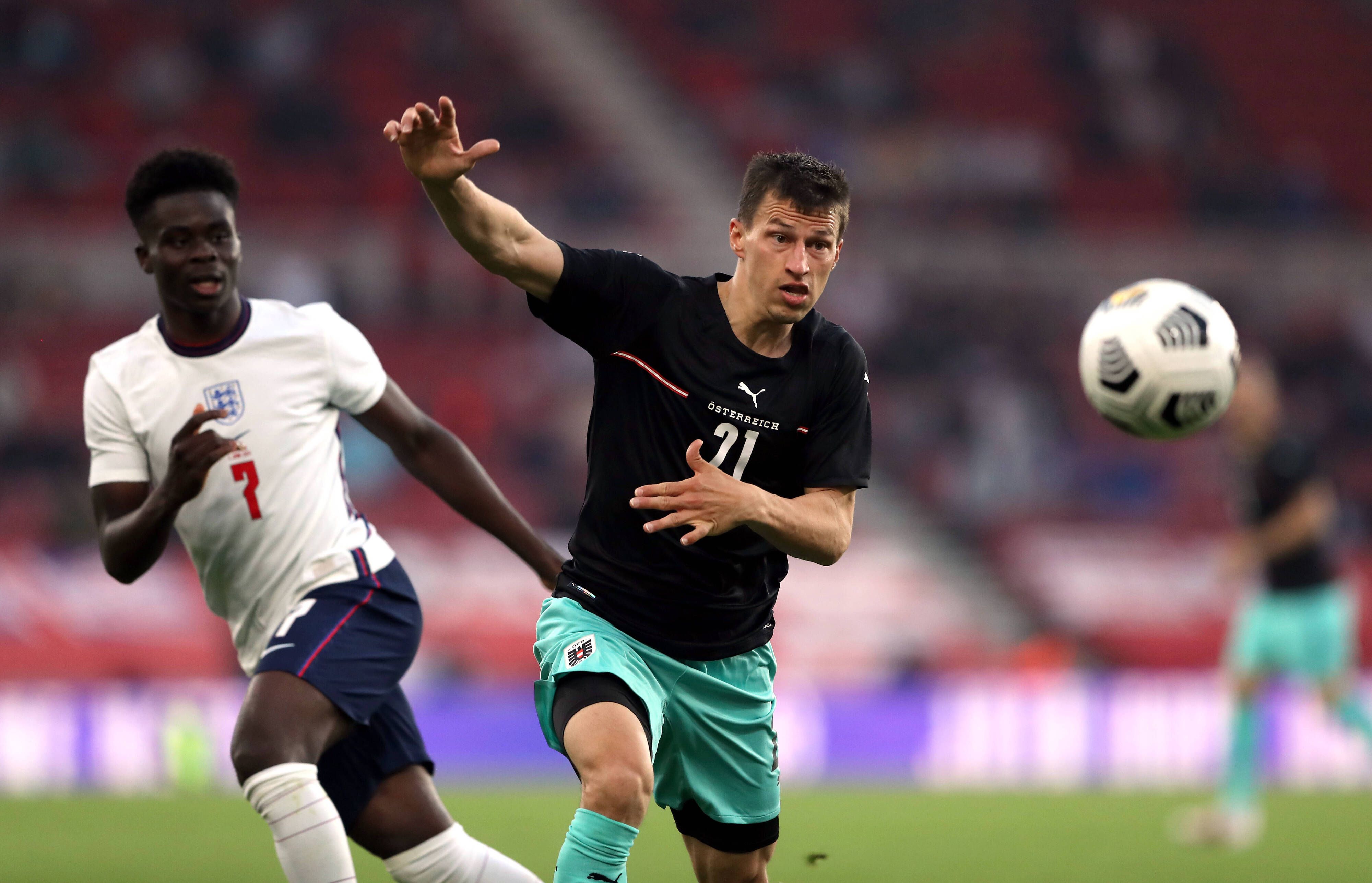 Stefan Lainer im Trikot der österreichischen Nationalmannschaft. Hier am 2. Juni 2021 im Freundschaftsspiel gegen England im Duell mit Bukayo Saka.