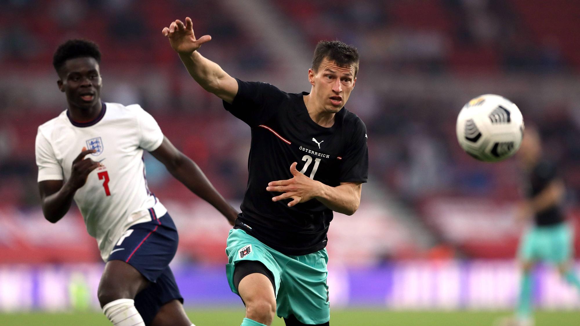 Stefan Lainer im Trikot der österreichischen Nationalmannschaft. Hier am 2. Juni 2021 im Freundschaftsspiel gegen England im Duell mit Bukayo Saka.
