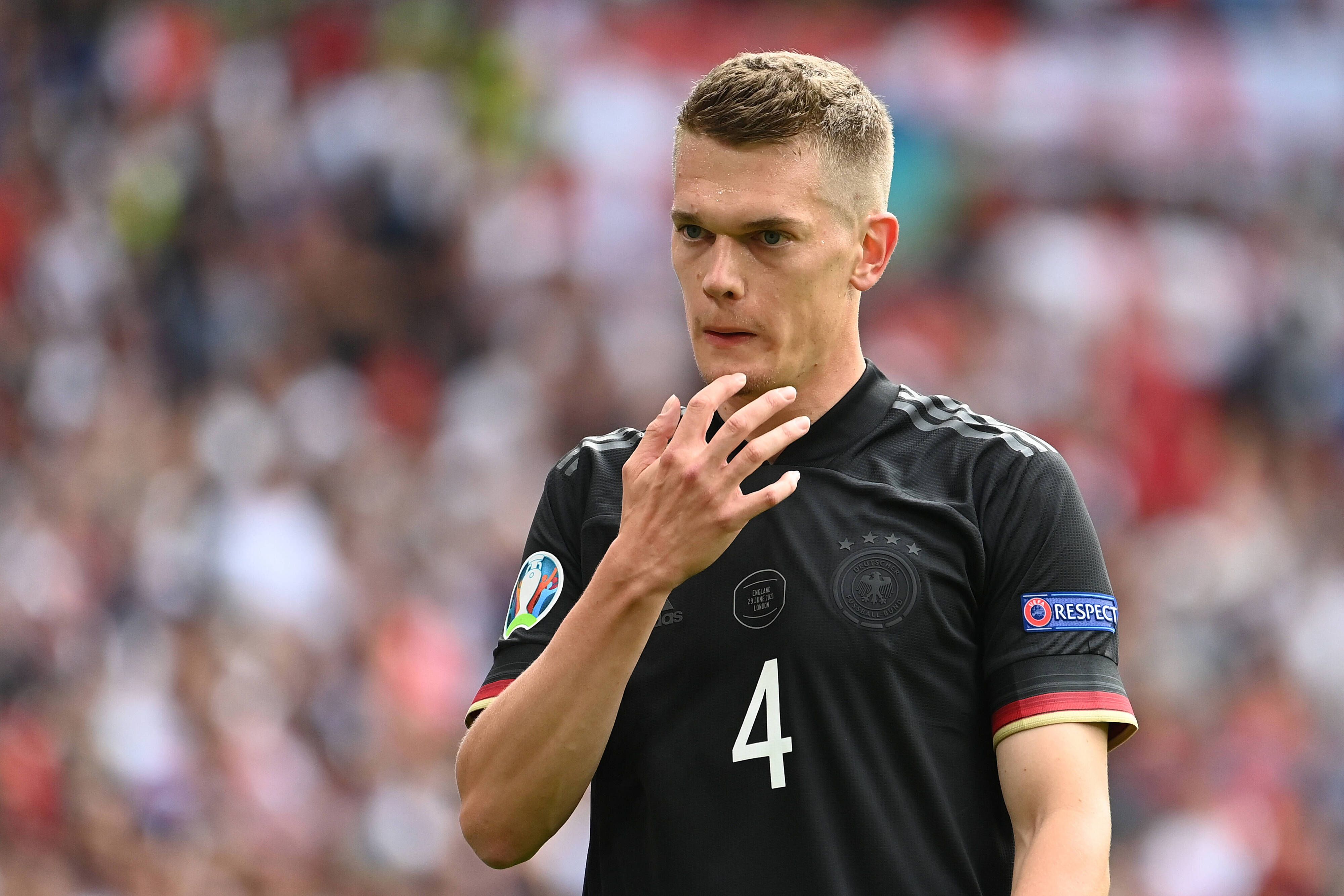 Verteidiger Matthias Ginter steht noch bis zum 30. Juni 2022 bei Borussia Mönchengladbach unter Vertrag. Auf diesem Foto ist der Nationalspieler am 29. Juni 2021 im Wembley-Stadion in London zu sehen. Ginter wirkt sehr nachdenklich.
