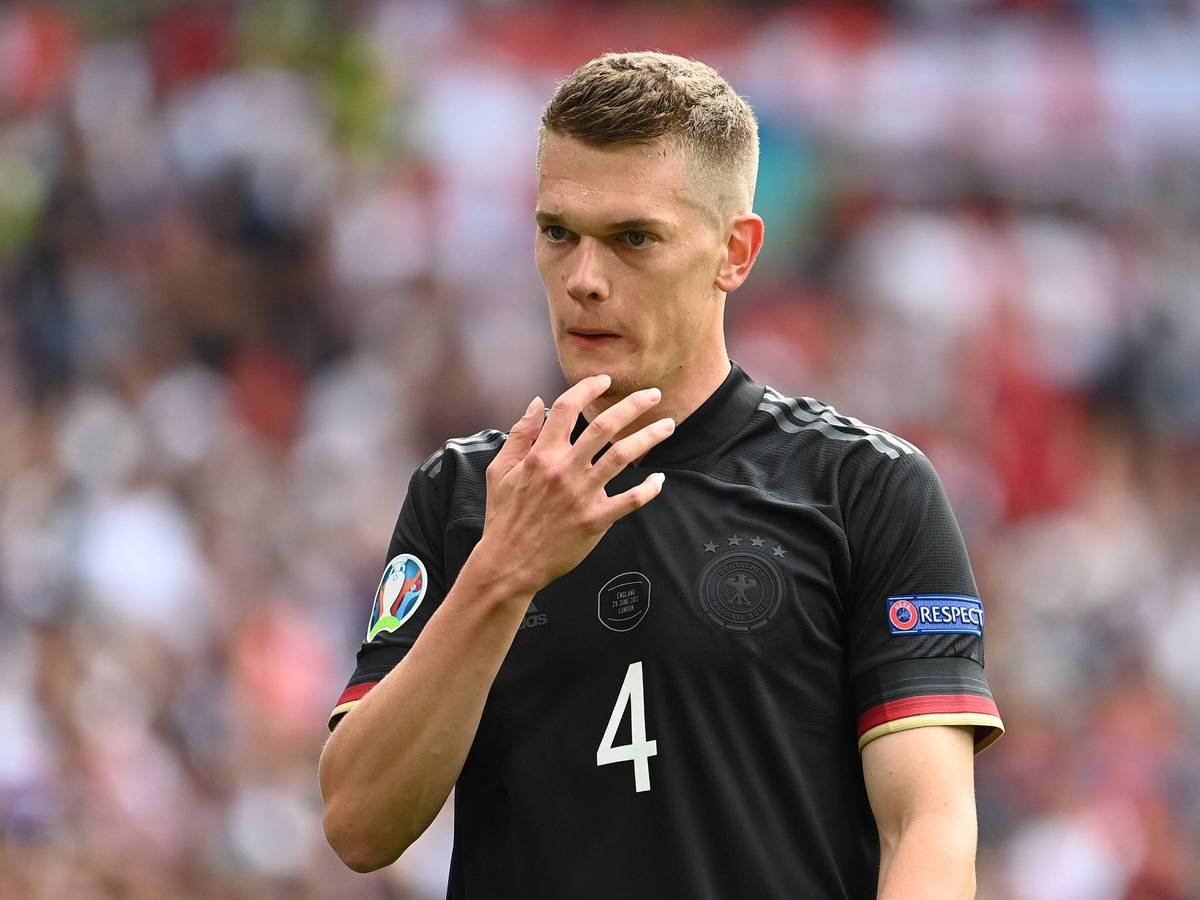 Verteidiger Matthias Ginter steht noch bis zum 30. Juni 2022 bei Borussia Mönchengladbach unter Vertrag. Auf diesem Foto ist der Nationalspieler am 29. Juni 2021 im Wembley-Stadion in London zu sehen. Ginter wirkt sehr nachdenklich.