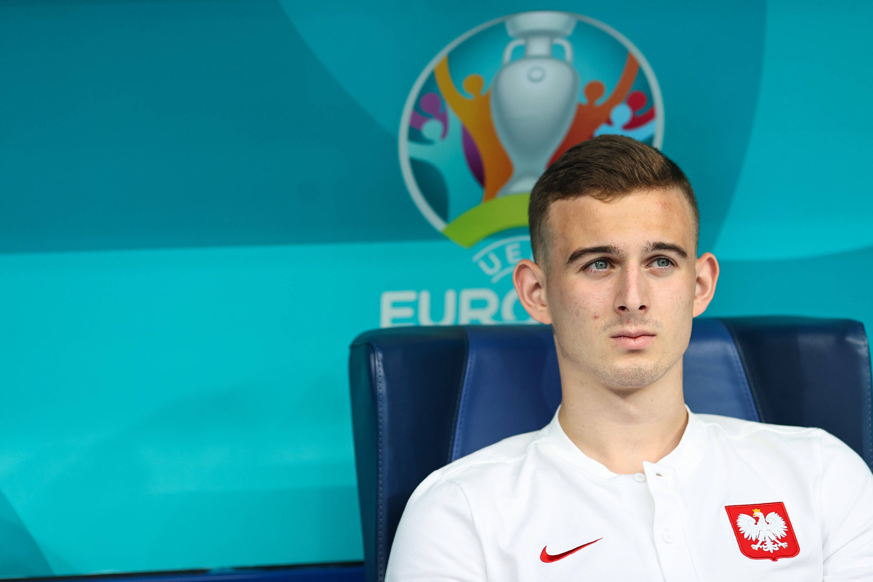 Kacper Kozlowski, hier beim Gruppenspiel der polnischen Nationalmannschaft gegen Schweden am 23.06.2021 Sankt Petersburg, schaut fokussiert.