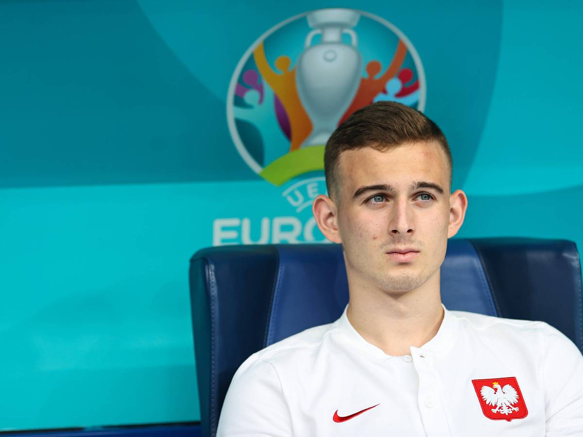 Kacper Kozlowski, hier beim Gruppenspiel der polnischen Nationalmannschaft gegen Schweden am 23.06.2021 Sankt Petersburg, schaut fokussiert.