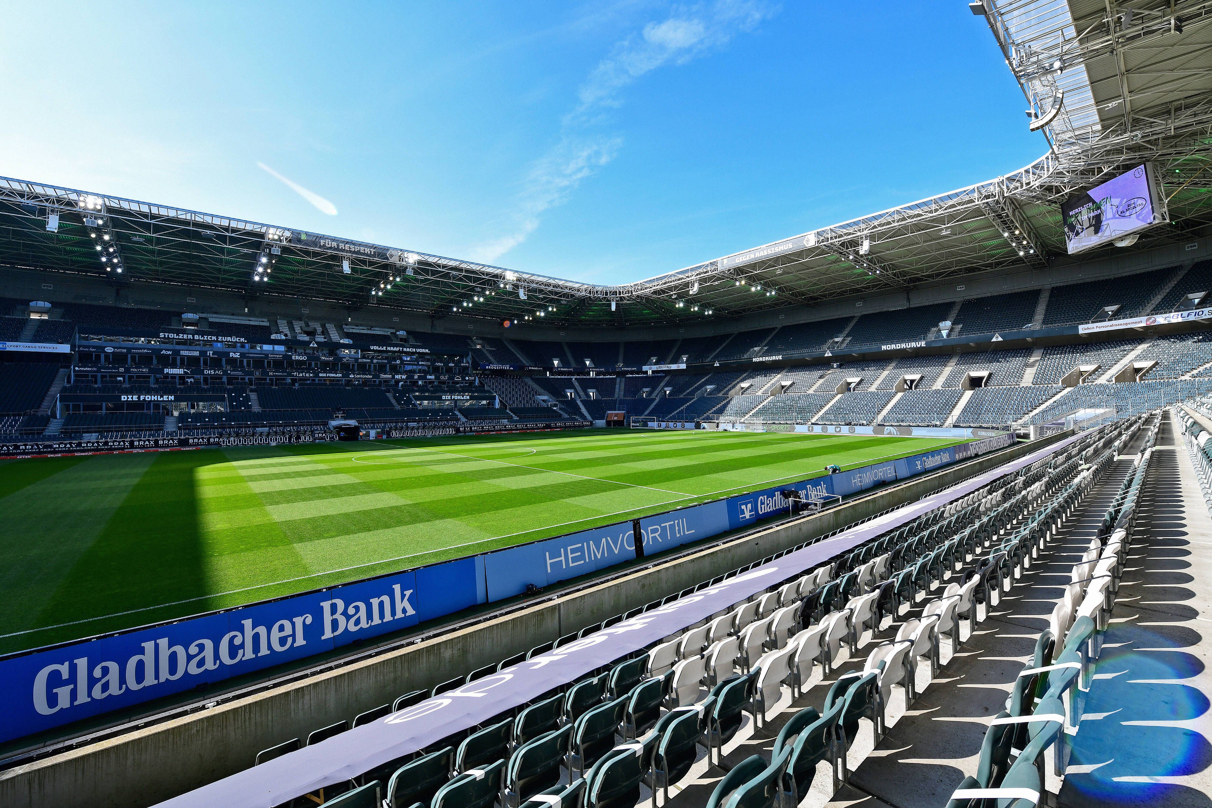 Der Innenbereich des Borussia-Parks mit Spielfeld und den Tribünen im Sonnenschein.
