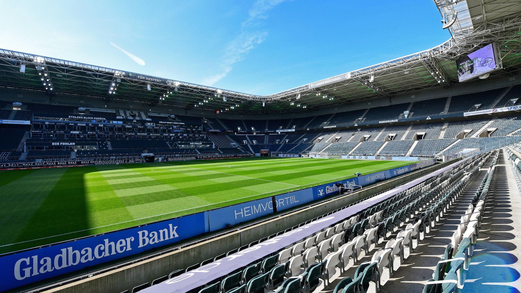 Der Innenbereich des Borussia-Parks mit Spielfeld und den Tribünen im Sonnenschein.
