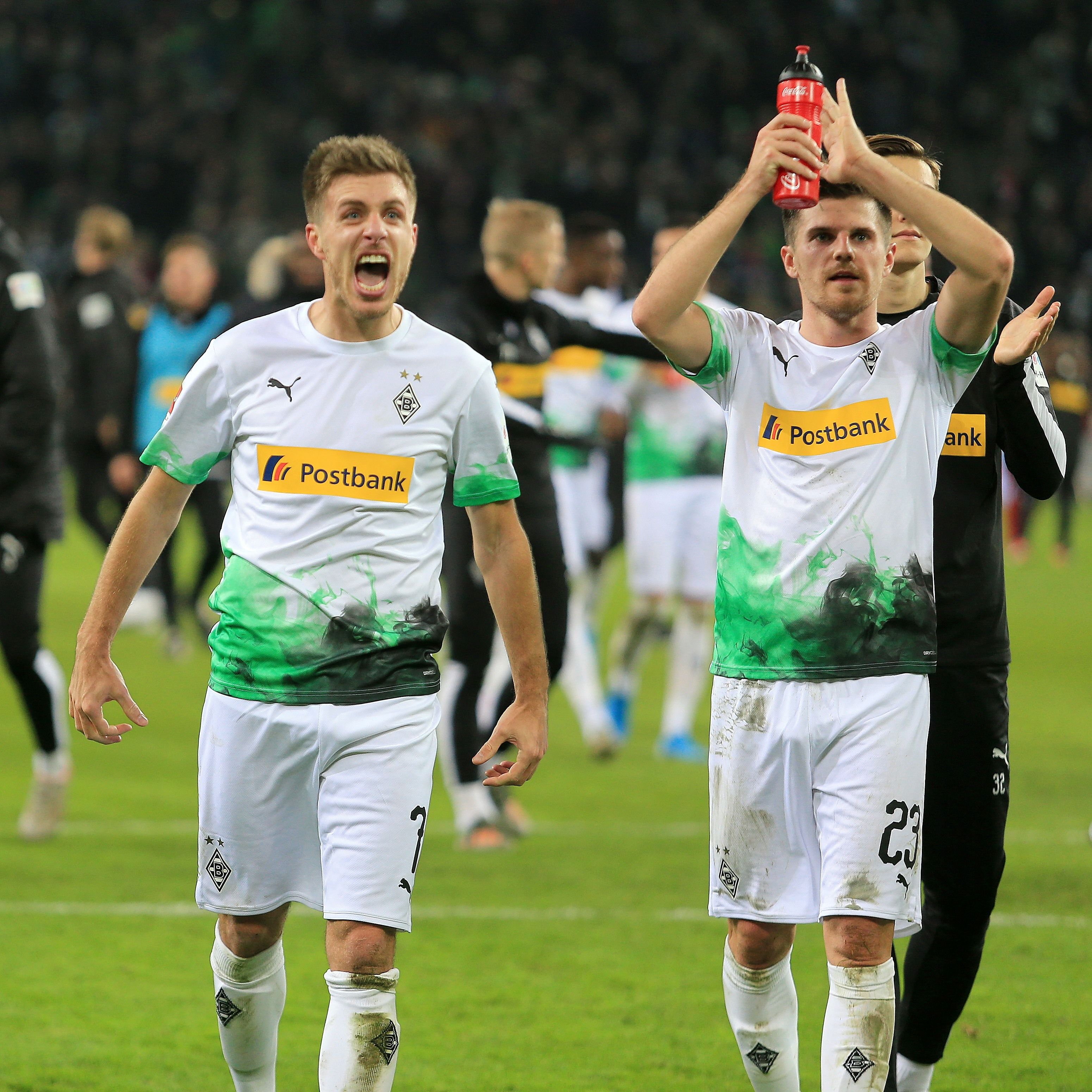Gladbachs Patrick Herrmann (l.) und Jonas Hofmann (r.), hier jubelnd nach einem Bundesligasieg am 7. Dezember 2019, duellieren sich in der neunten Folge „Flaco vs. Hoffi“.