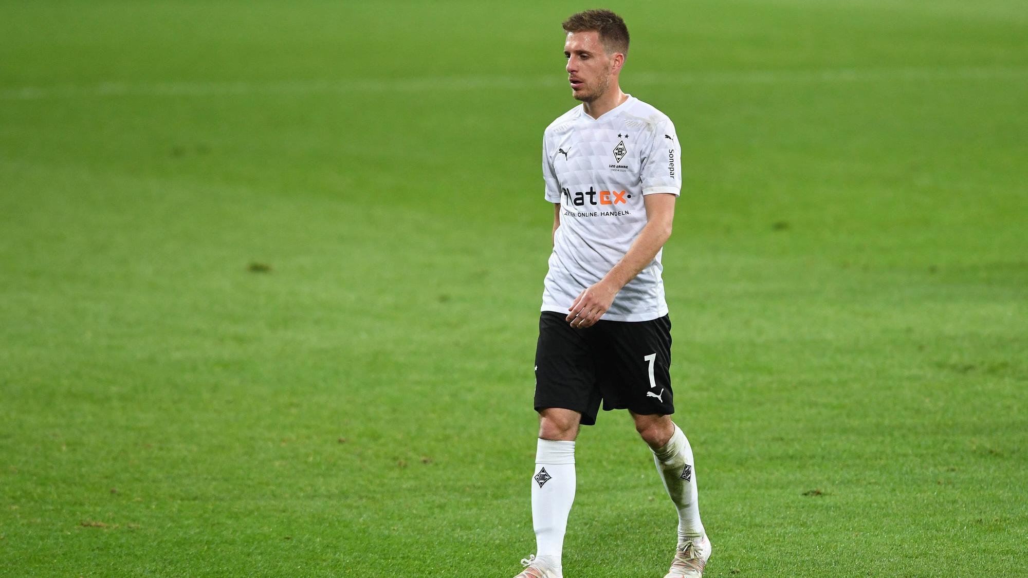 Gladbachs Patrick Herrmann schaut enttäuscht im Bundesligaspiel der Borussia bei der TSG Hoffenheim am 21. April 2021.
