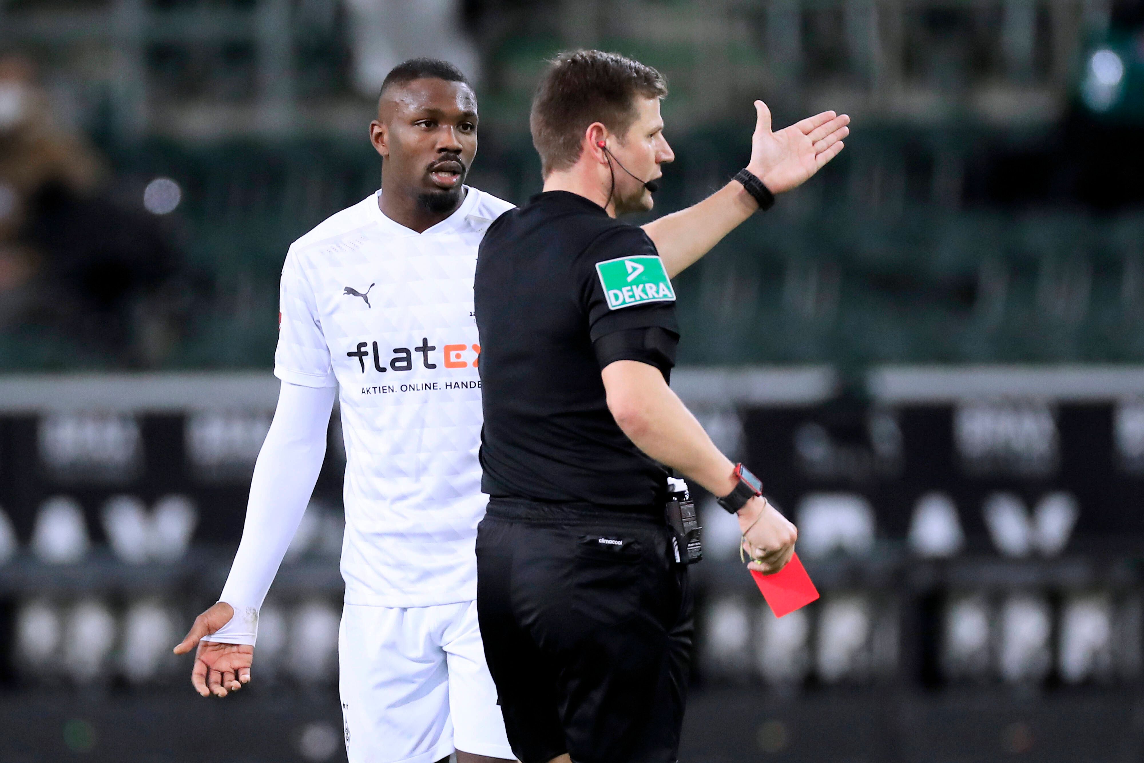 Gladbachs Marcus Thuram sah im Bundesligaspiel der Borussia gegen die TSG Hoffenheim am 19. Dezember 2020 nach einer Spuckattacke gegen Stefan Posch die rote Karte.
