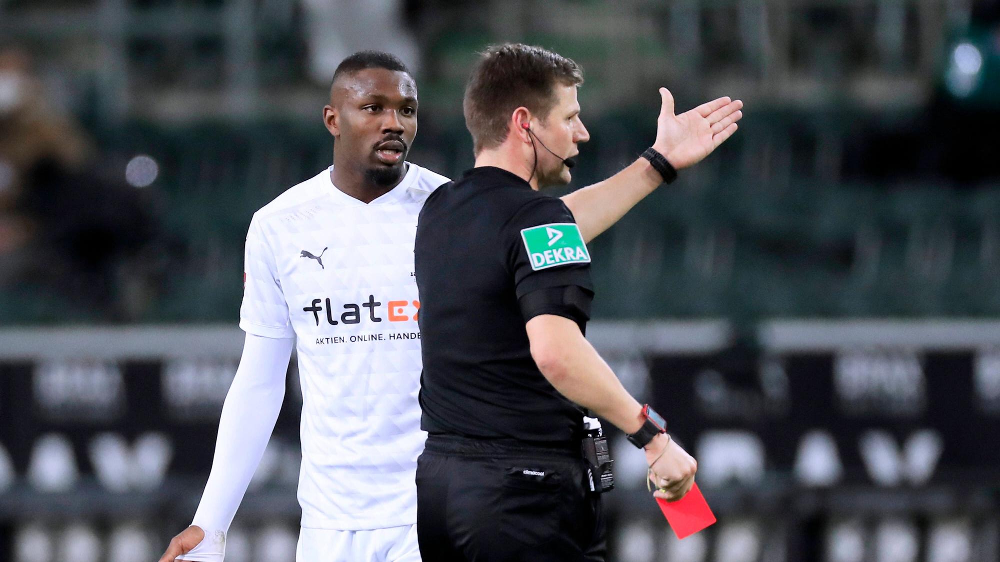 Gladbachs Marcus Thuram sah im Bundesligaspiel der Borussia gegen die TSG Hoffenheim am 19. Dezember 2020 nach einer Spuckattacke gegen Stefan Posch die rote Karte.