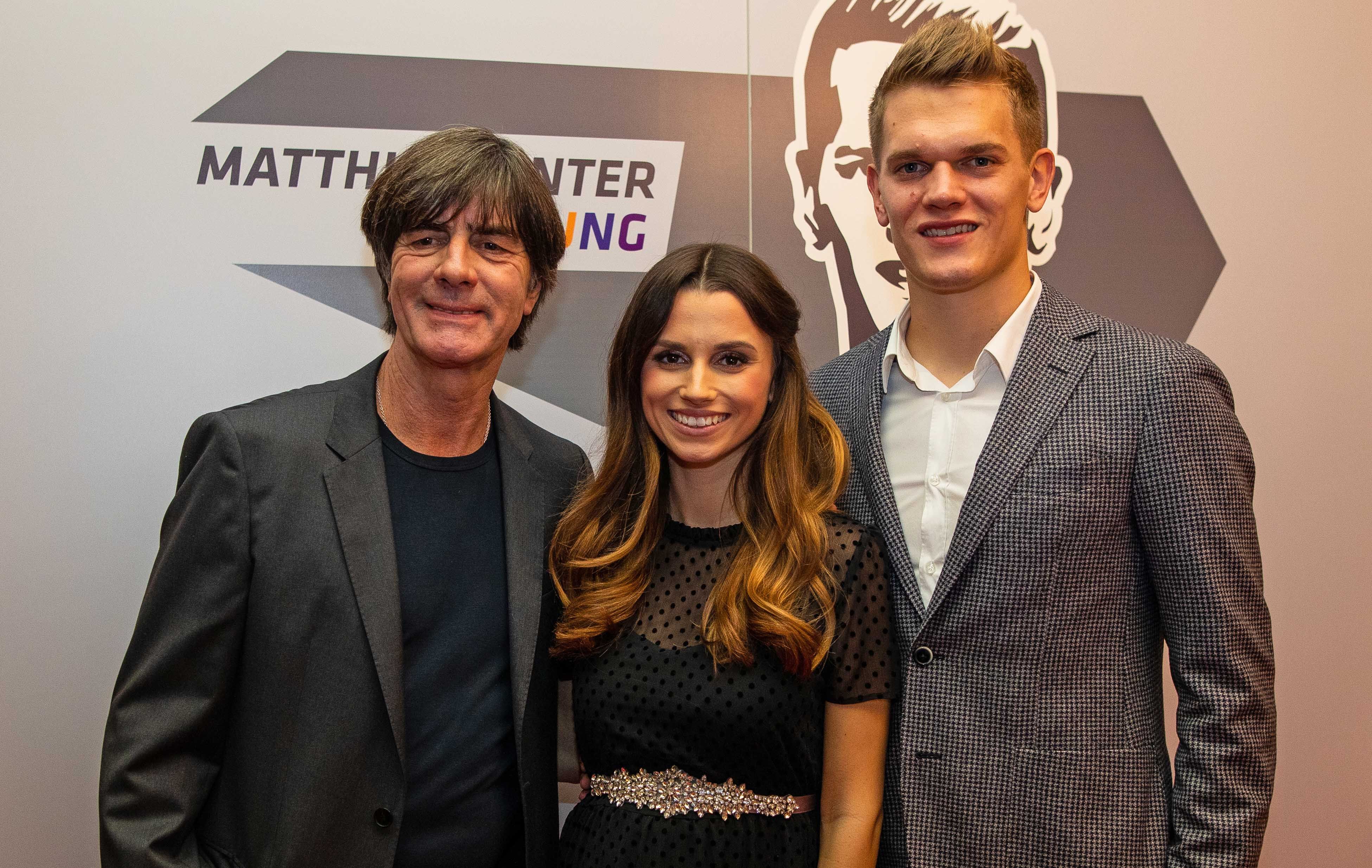 Bundestrainer Joachim Löw (l.) mit Nationalspieler Matthias Ginter (r.) und dessen Ehefrau Christina Raphaella Ginter (M.) bei einem Fototermin in Freiburg.