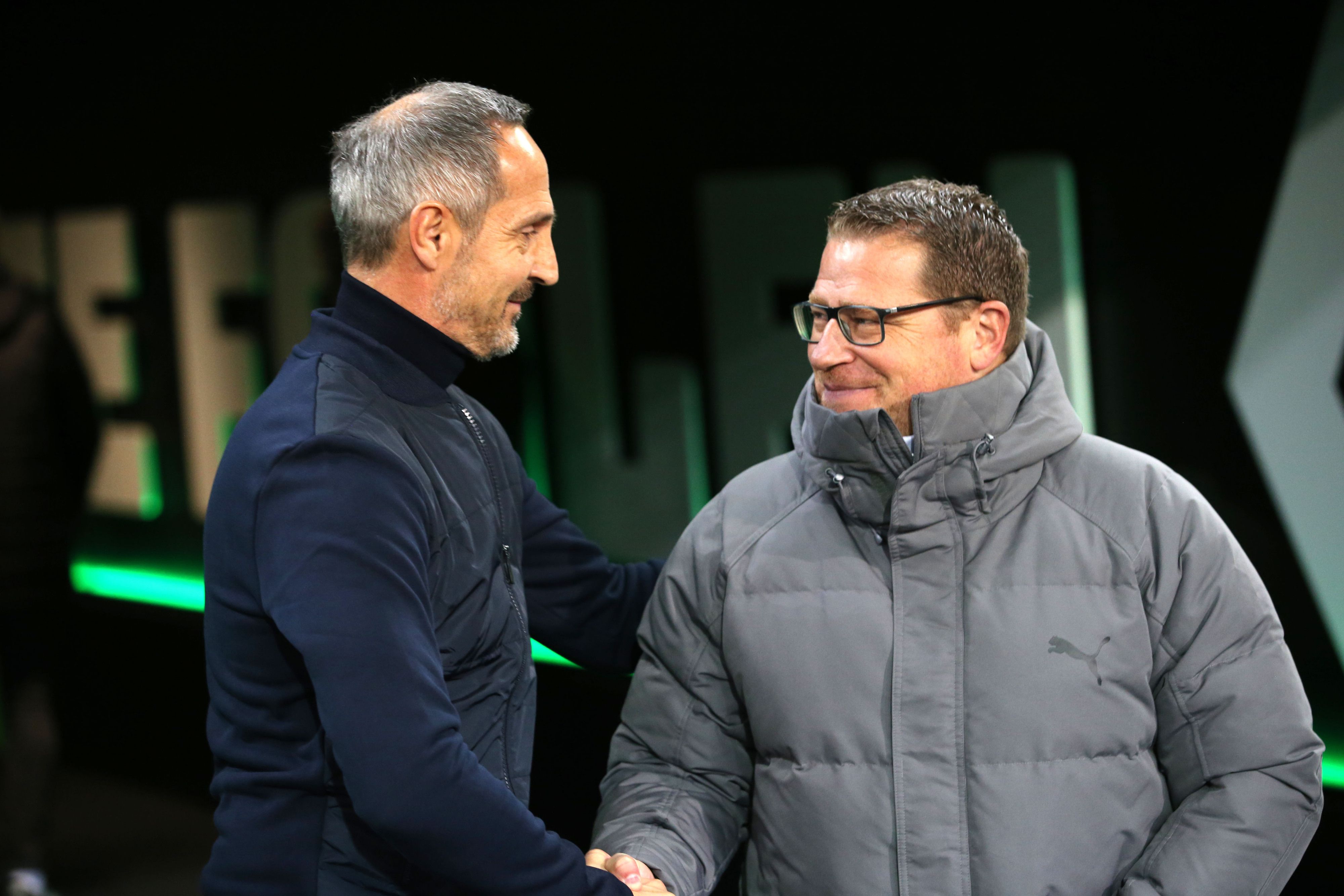 Gladbach-Manager Max Eberl (rechts) und Trainer Adi Hütter (links) begrüßen sich am 27. Oktober 2019 im Borussia-Park.