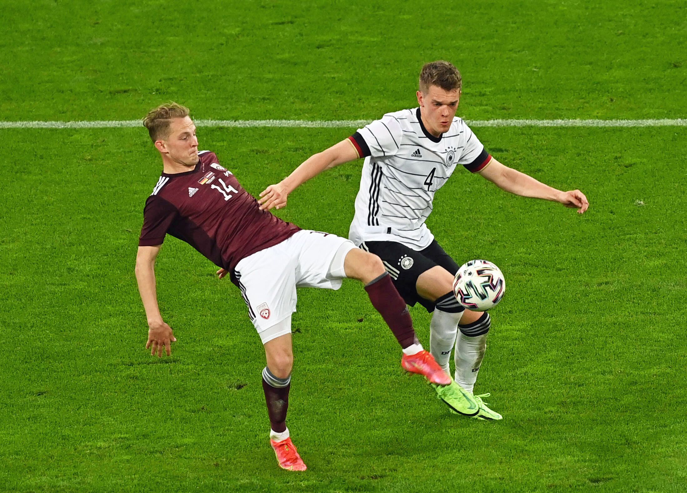 Gladbachs Nationalspieler Matthias Ginter (r.) hat im Trikot der DFB-Elf beim 7:1-Sieg im Testduell gegen Lettland am 7. Juni durchgespielt.