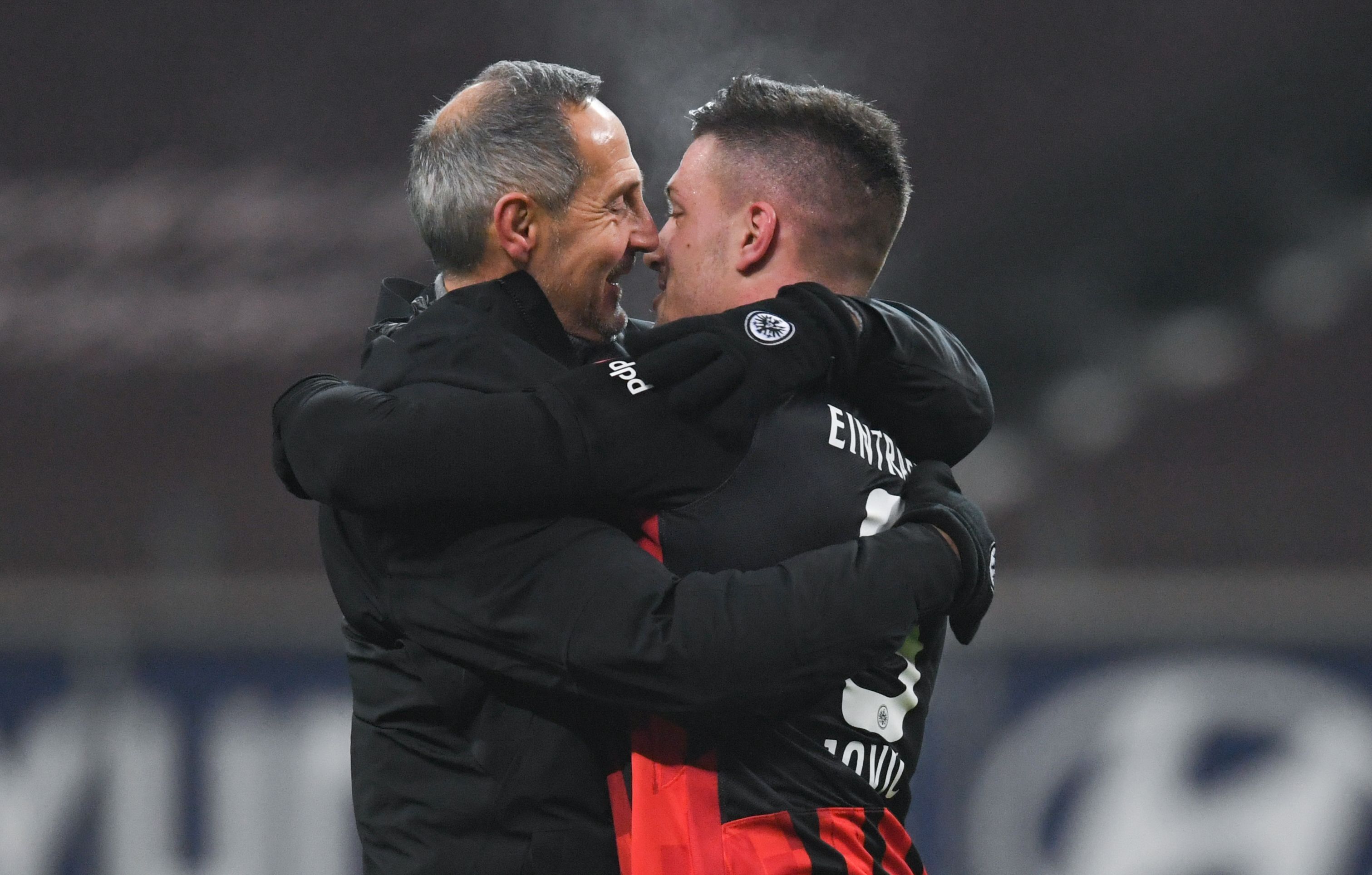 Trainer Adi Hütter (l.) und Luka Jovic (r.) umarmen sich am 17. Januar 2021 nach der Bundesliga Partie zwischen Frankfurt und Schalke.