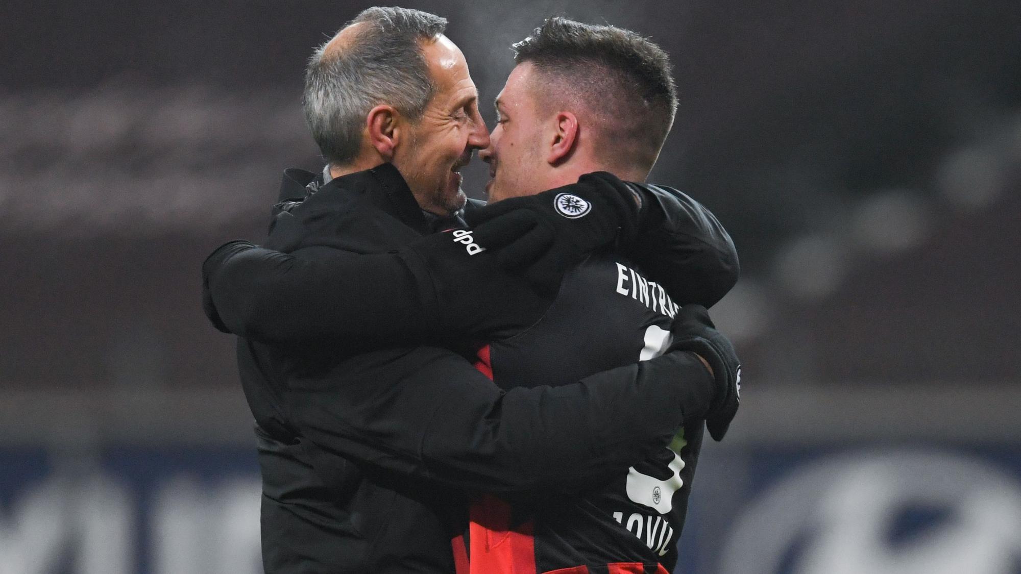Trainer Adi Hütter (l.) und Luka Jovic (r.) umarmen sich am 17. Januar 2021 nach der Bundesliga Partie zwischen Frankfurt und Schalke.