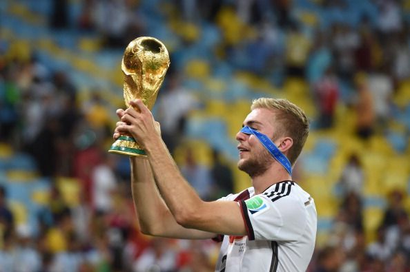 Gladbach-Profi Christoph Kramer mit dem WM-Pokal und Sieger-Medaille nach Deutschlands Finaltriumph am 13. Juli 2014 in Rio de Janeiro gegen Argentinien.
