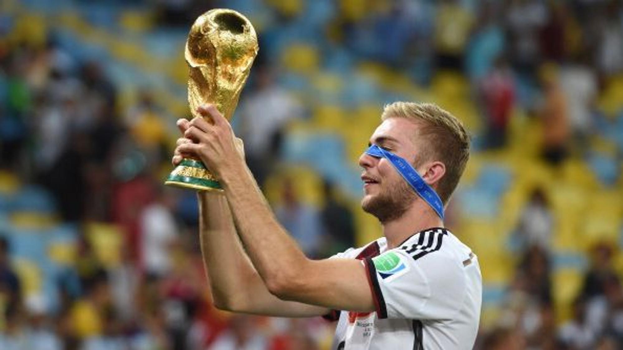 Gladbach-Profi Christoph Kramer mit dem WM-Pokal und Sieger-Medaille nach Deutschlands Finaltriumph am 13. Juli 2014 in Rio de Janeiro gegen Argentinien.