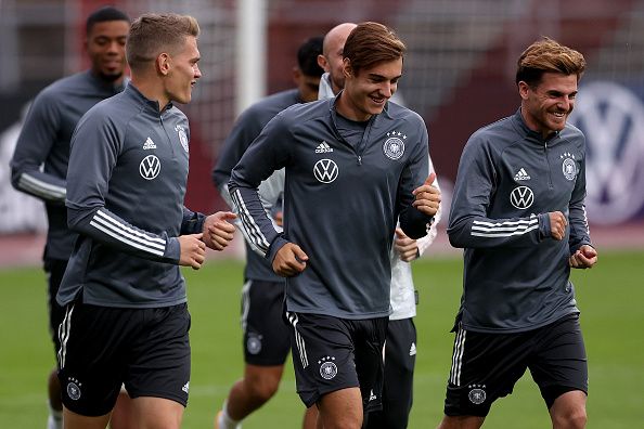 Gladbachs Nationalspieler Matthias Ginter, Florian Neuhaus und Jonas Hofmann laufen am 5. Oktober 2020 über den Rasen im Kölner Stadion.
