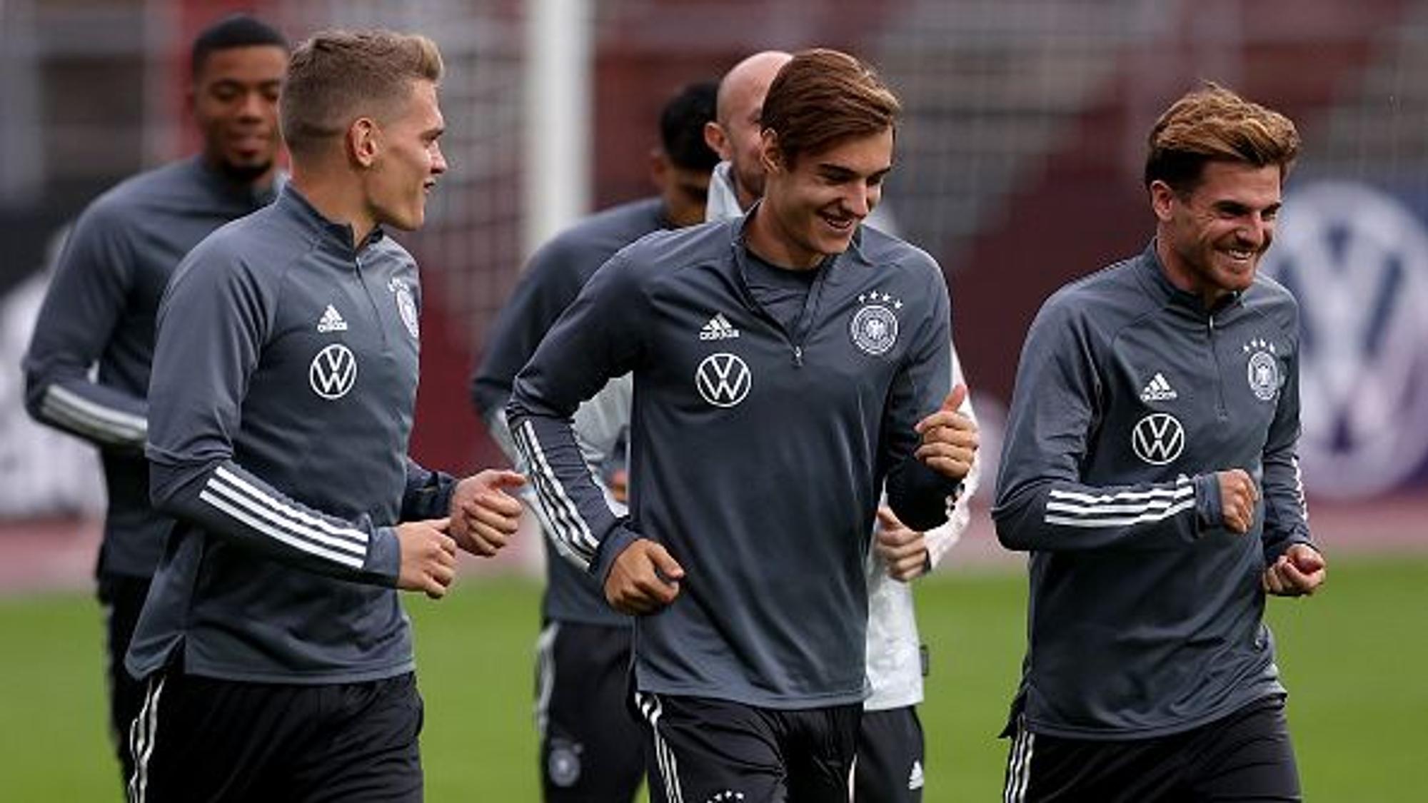 Gladbachs Nationalspieler Matthias Ginter, Florian Neuhaus und Jonas Hofmann laufen am 5. Oktober 2020 über den Rasen im Kölner Stadion.