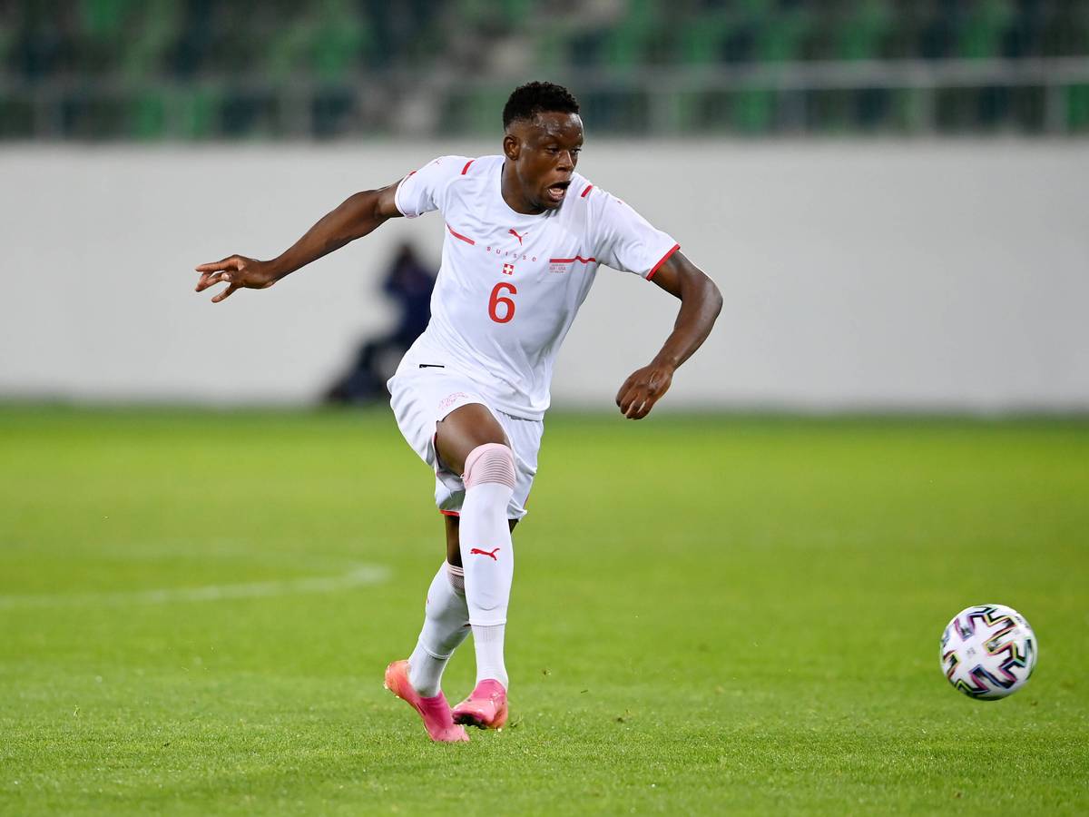 Der Schweizer Nationalspieler Denis Zakaria treibt mit dem rechten Fuß den Ball dynamisch an.