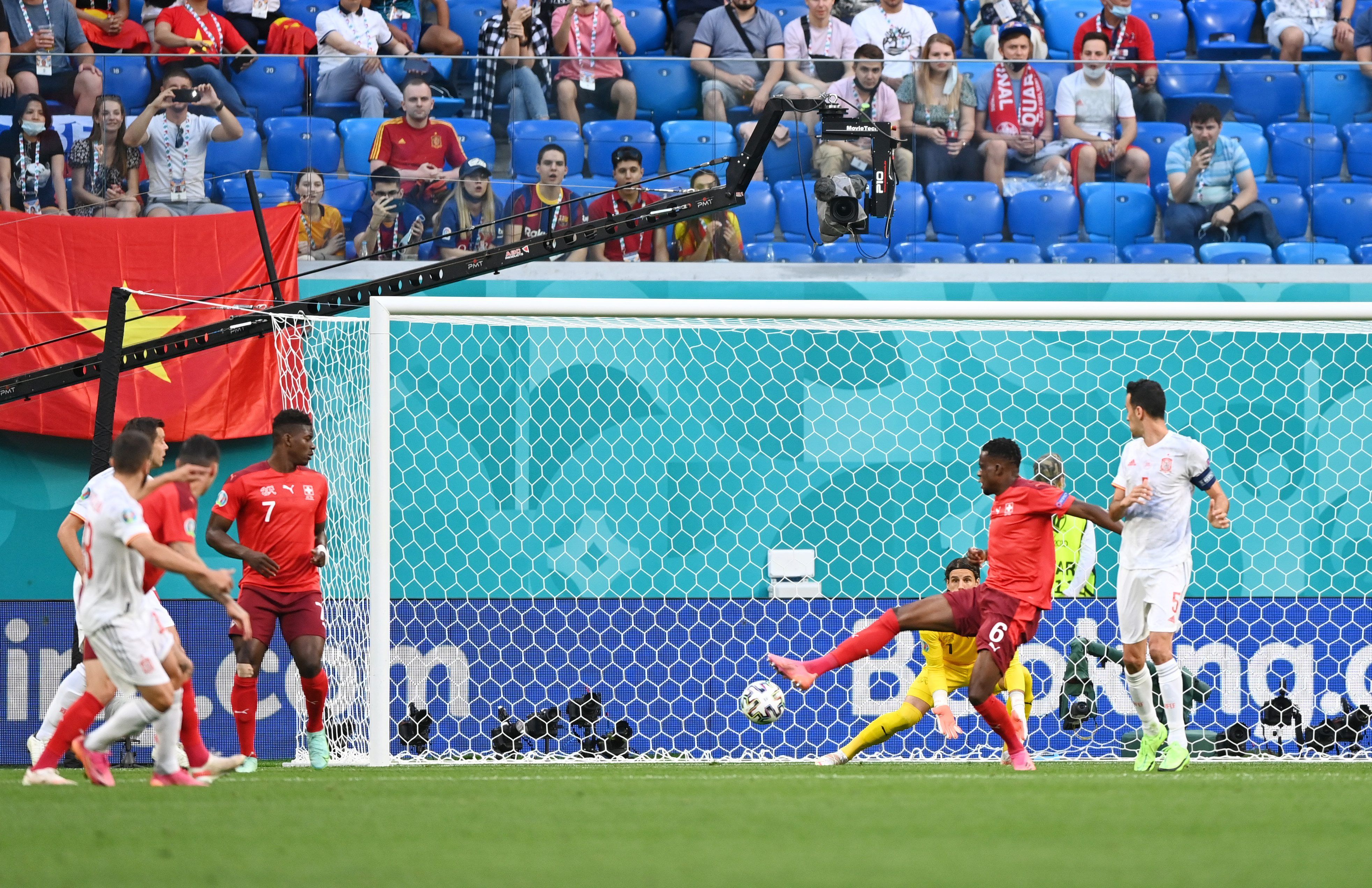 Denis Zakaria fälscht im EM-Spiel der Schweiz gegen Spanien einen Schuss von Jordi Alba unhaltbar ab.
