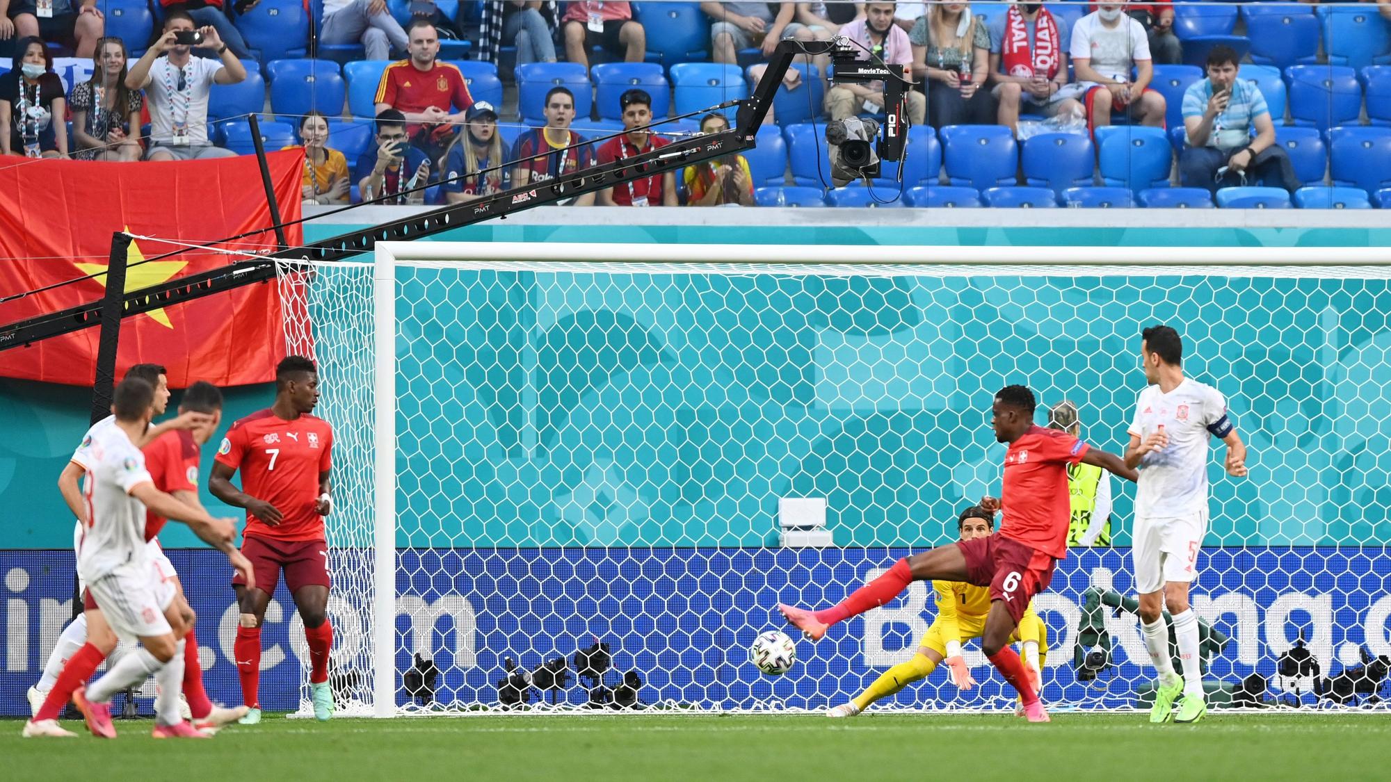 Denis Zakaria fälscht im EM-Spiel der Schweiz gegen Spanien einen Schuss von Jordi Alba unhaltbar ab.