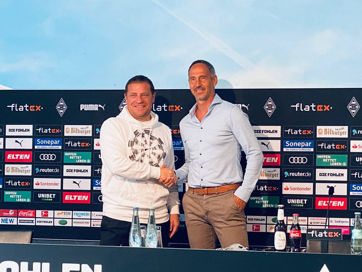 Gladbachs Sportdirektor Max Eberl (l.) und Neu-Trainer Adi Hütter (r.) bei der Vorstellung im Borussia-Park am 2. Juli 2021.