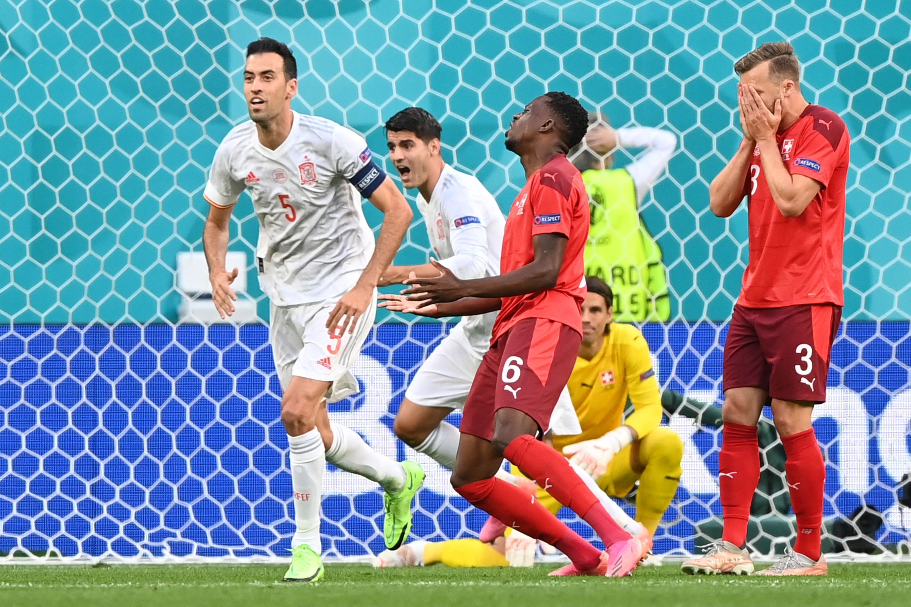 Denis Zakaria sackt nach seinem Eigentor im EM-Spiel gegen Spanien am 2. Juli zu Boden.