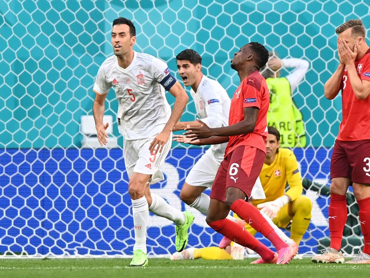 Denis Zakaria sackt nach seinem Eigentor im EM-Spiel gegen Spanien am 2. Juli zu Boden.