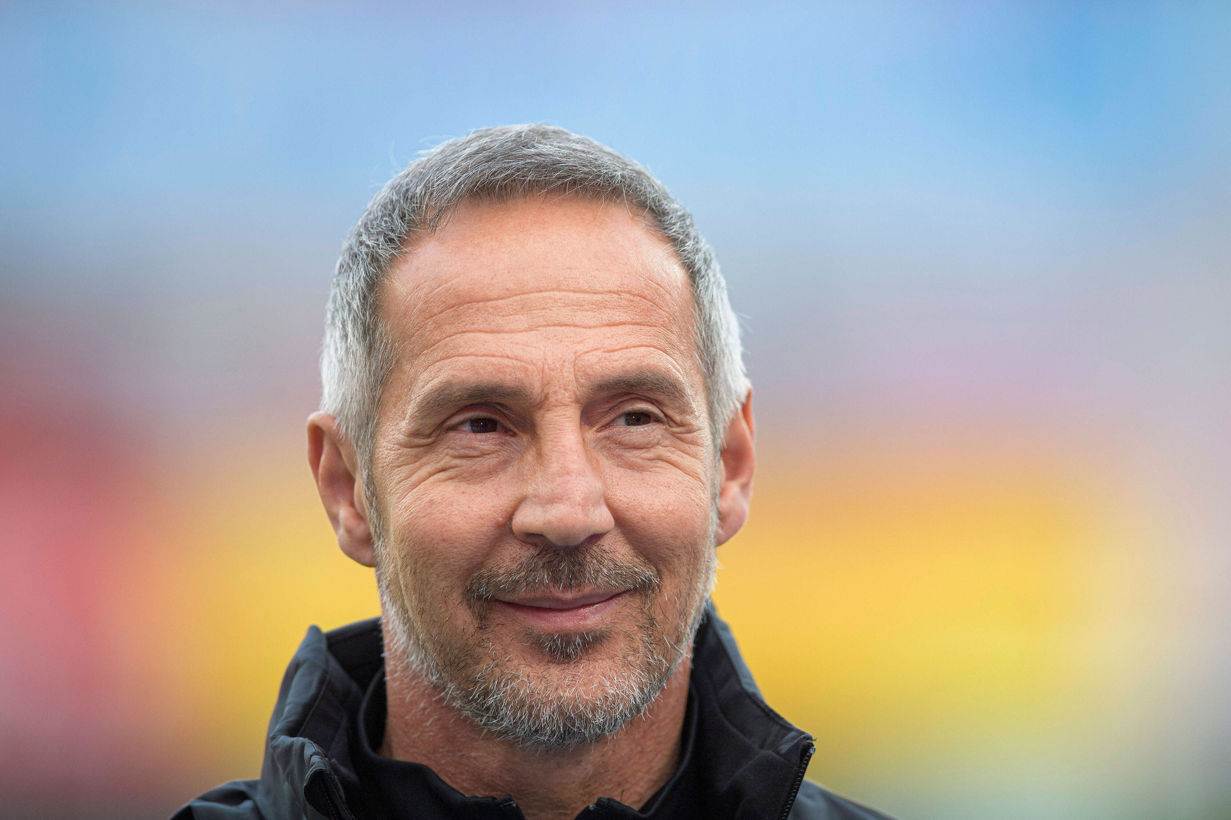 Trainer Adi Hütter macht ein freundliches Gesicht und lächelt in die Kamera.