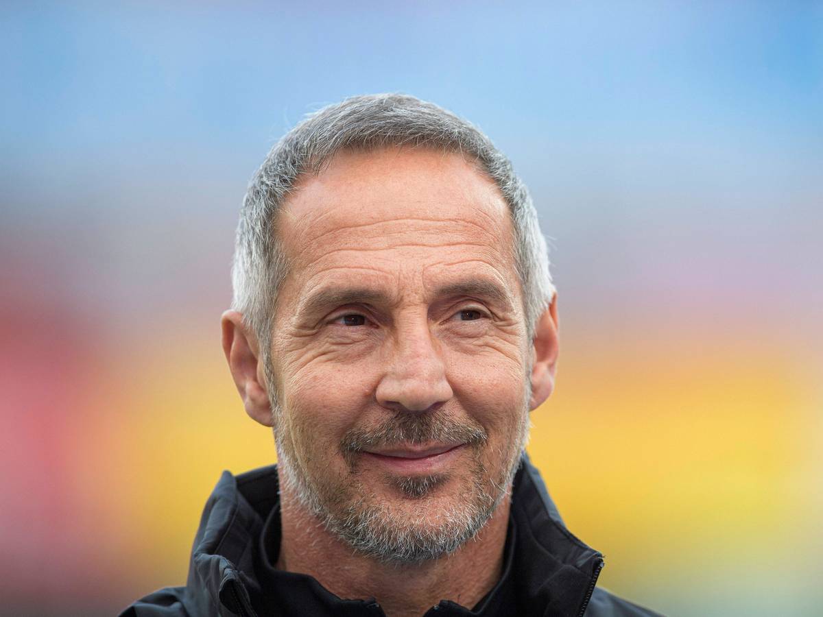 Trainer Adi Hütter macht ein freundliches Gesicht und lächelt in die Kamera.