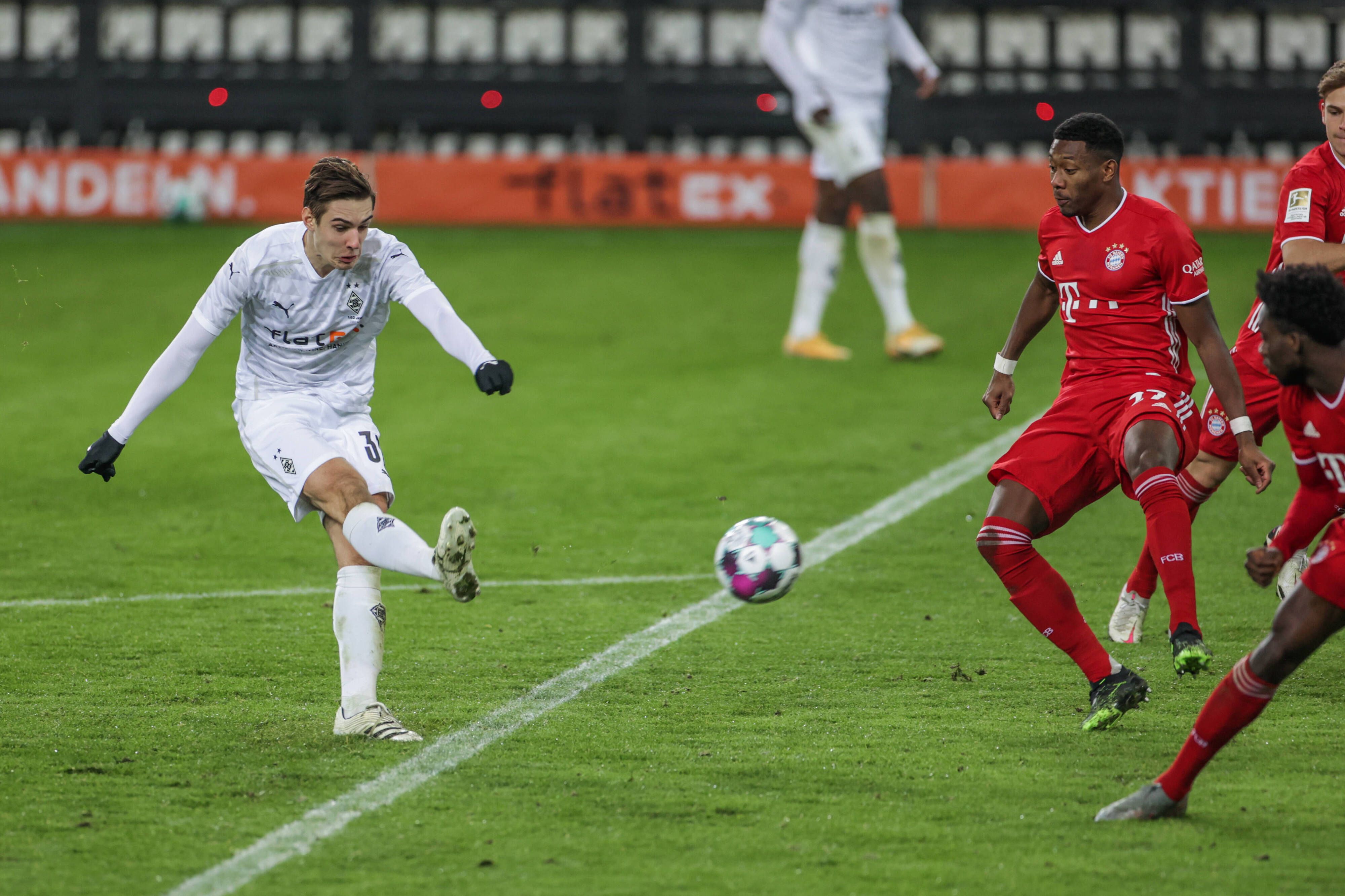 Florian Neuhaus schießt im Spiel der Gladbacher gegen Bayern am Sechzehner den Ball auf das Tor des Gegners.