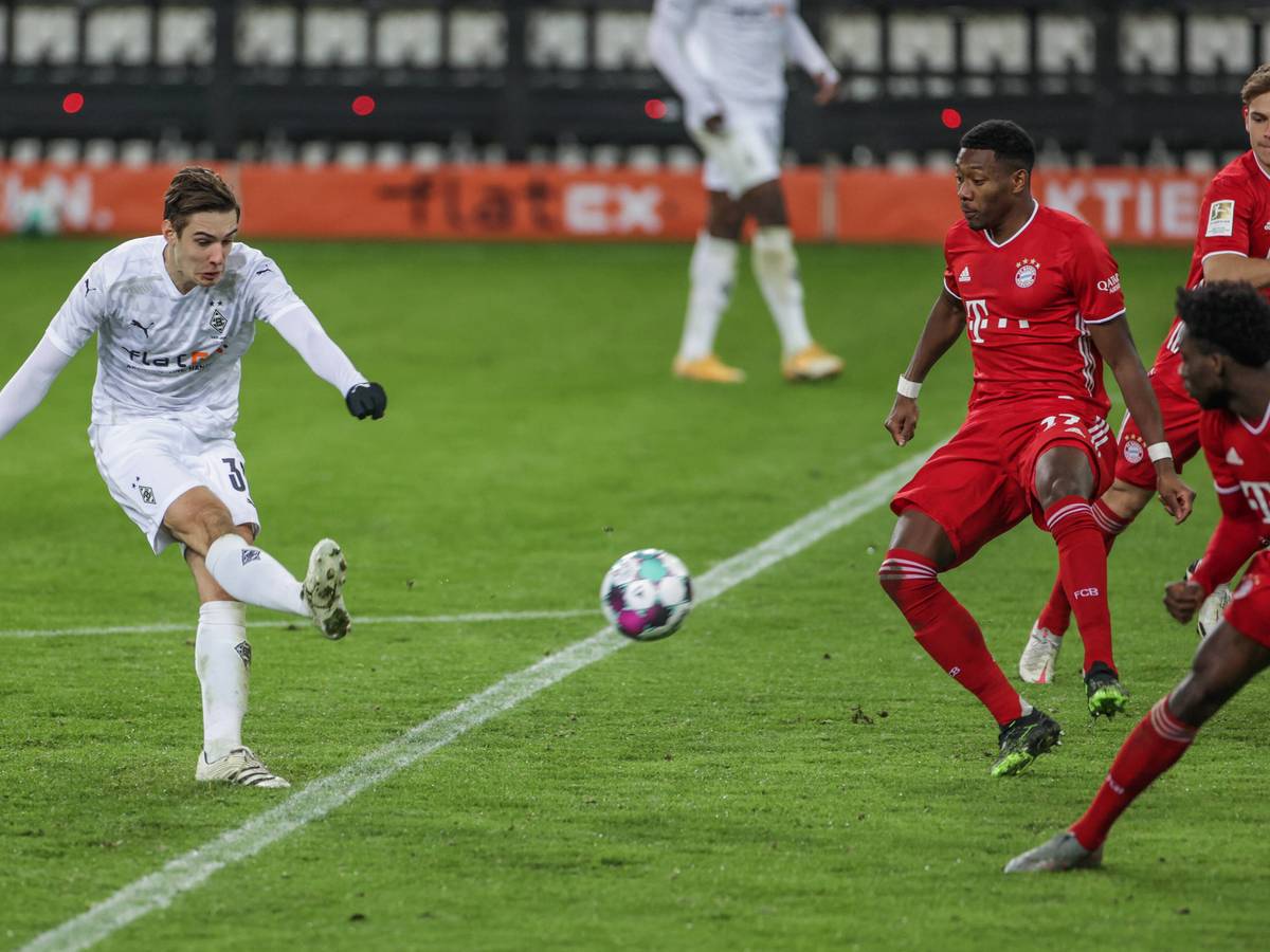 Florian Neuhaus schießt im Spiel der Gladbacher gegen Bayern am Sechzehner den Ball auf das Tor des Gegners.