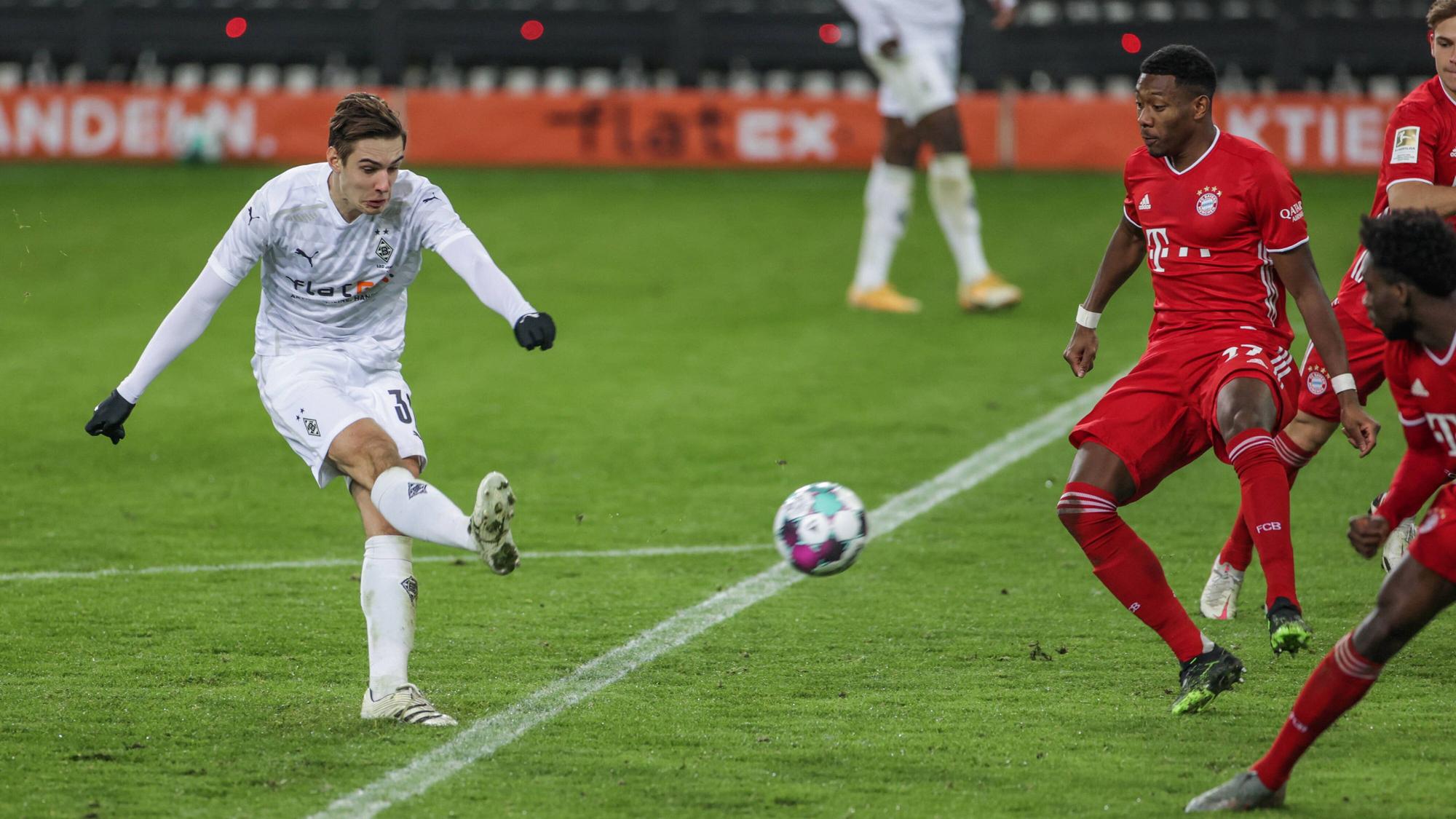 Florian Neuhaus schießt im Spiel der Gladbacher gegen Bayern am Sechzehner den Ball auf das Tor des Gegners.