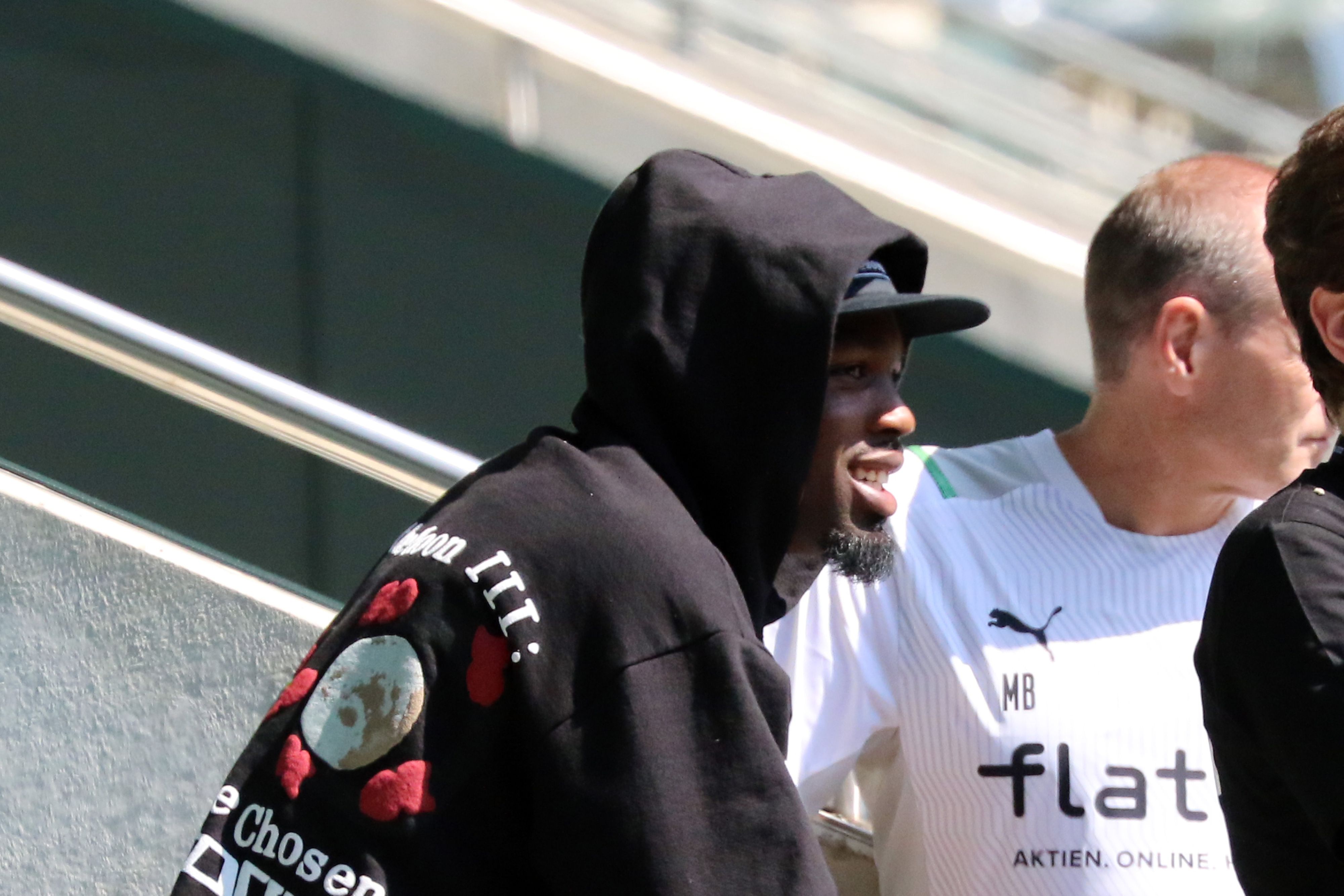 03.07.2021, Mönchengladbach, GER, Fussball, Herren, BL, Saison 2021/2022, Borussia Moenchengladbach

Training: Gladbachs Stürmer Marcus Thuram schaute sich trotz Urlaub einen Teil des Trainingsauftakts seiner Kollegen von der Tribüne aus an.