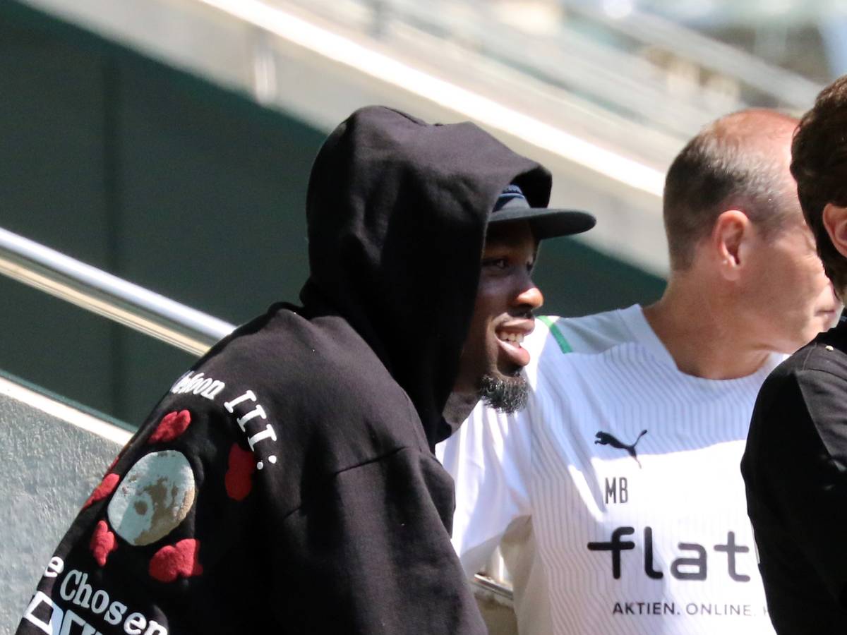 03.07.2021, Mönchengladbach, GER, Fussball, Herren, BL, Saison 2021/2022, Borussia Moenchengladbach
Training: Gladbachs Stürmer Marcus Thuram schaute sich trotz Urlaub einen Teil des Trainingsauftakts seiner Kollegen von der Tribüne aus an.
