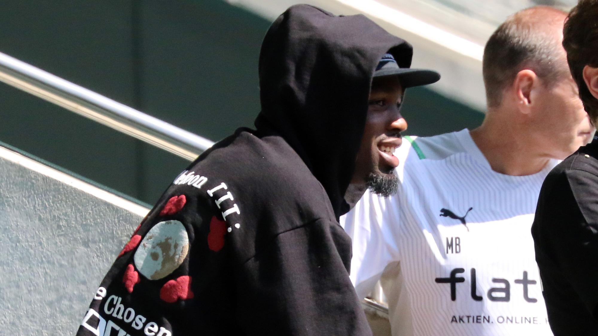 03.07.2021, Mönchengladbach, GER, Fussball, Herren, BL, Saison 2021/2022, Borussia Moenchengladbach
Training: Gladbachs Stürmer Marcus Thuram schaute sich trotz Urlaub einen Teil des Trainingsauftakts seiner Kollegen von der Tribüne aus an.