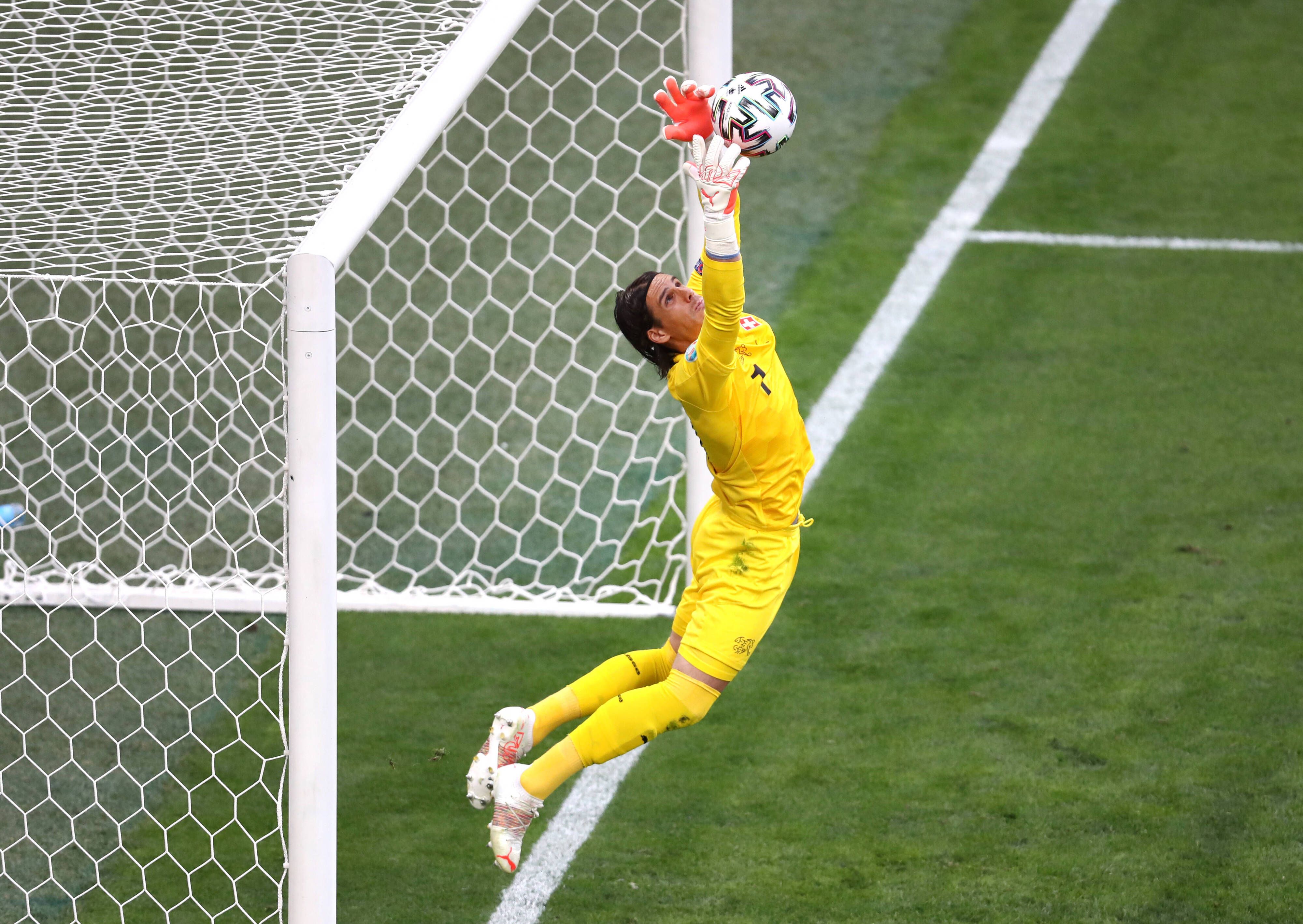 Gladbach-Keeper Yann Sommer beim EM-Viertelfinale zwischen der Schweiz und Spanien am 2. Juli 2021 in Sankt Petersburg bei einer Parade.