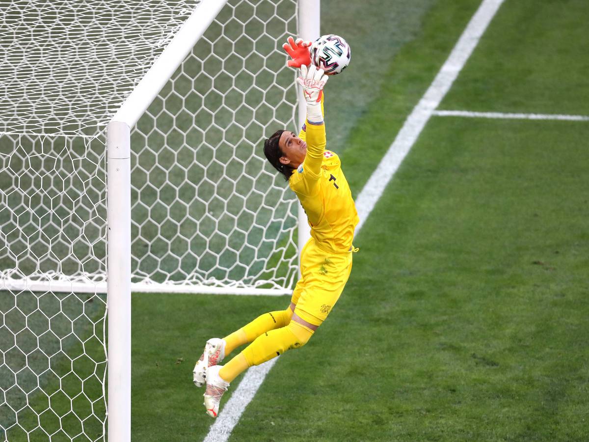 Gladbach-Keeper Yann Sommer beim EM-Viertelfinale zwischen der Schweiz und Spanien am 2. Juli 2021 in Sankt Petersburg bei einer Parade.