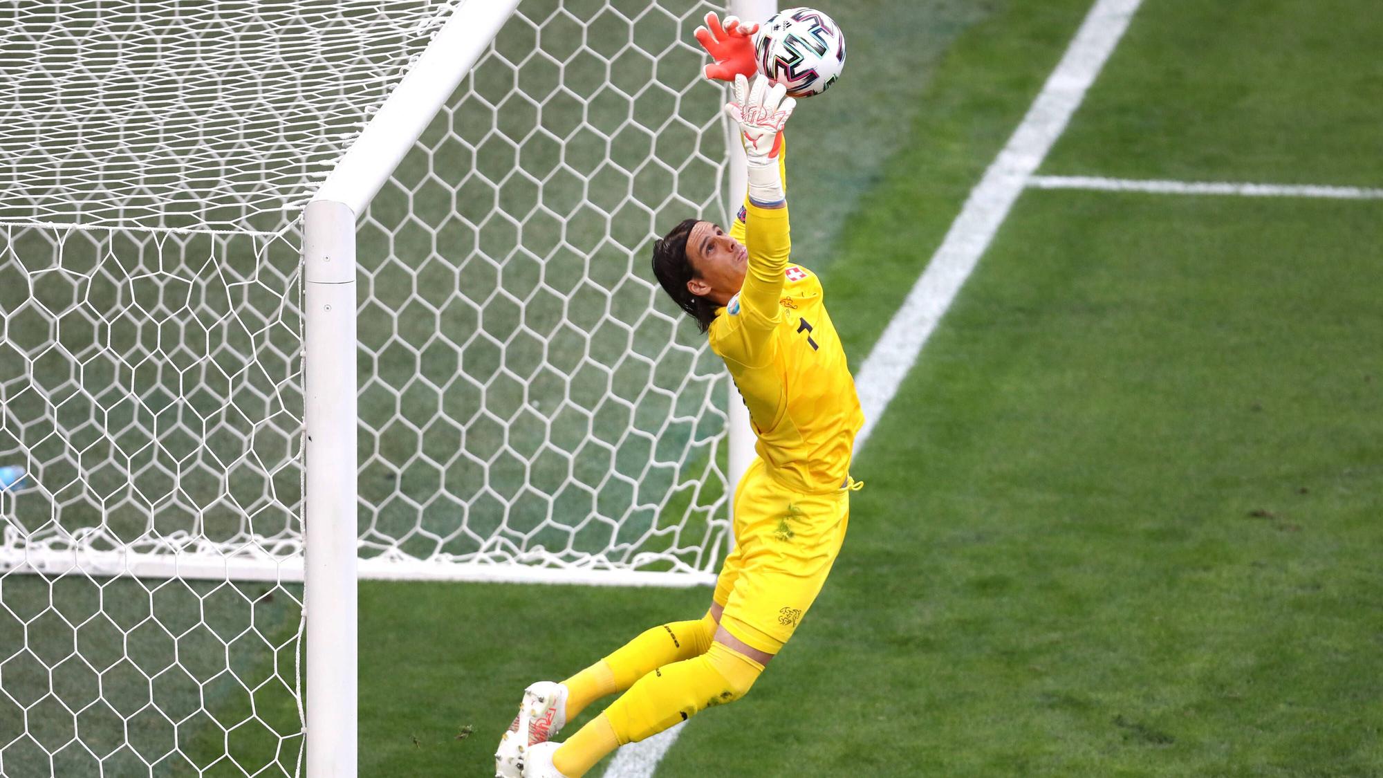 Gladbach-Keeper Yann Sommer beim EM-Viertelfinale zwischen der Schweiz und Spanien am 2. Juli 2021 in Sankt Petersburg bei einer Parade.